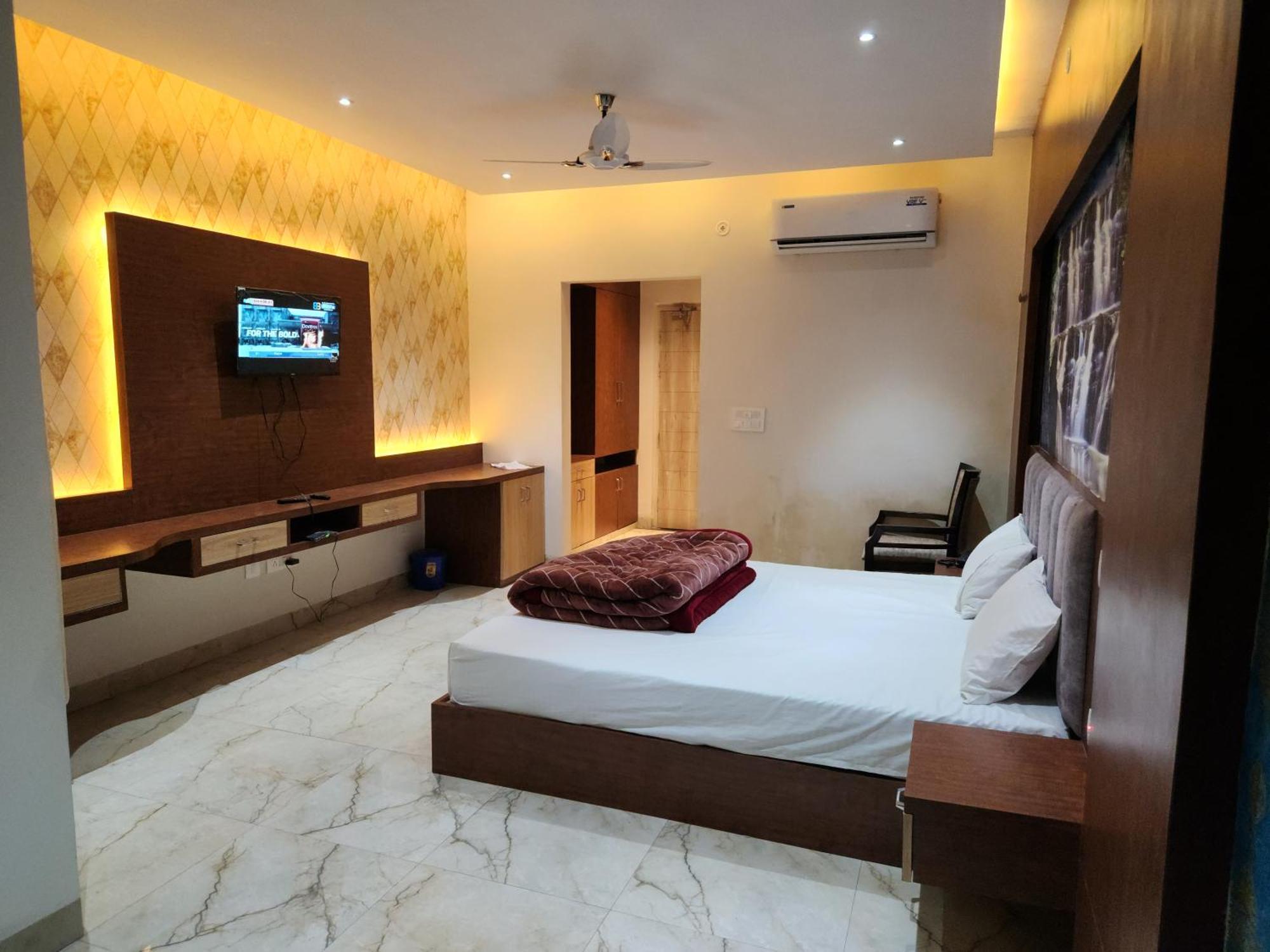 Hotel Rbs & Restaurant 5 Mint Walking Distance From Ram Janam Bhumi 4*