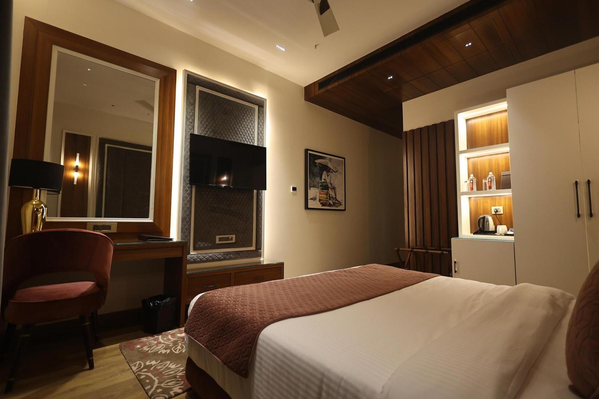 Hotel The Ramayana Hotel,