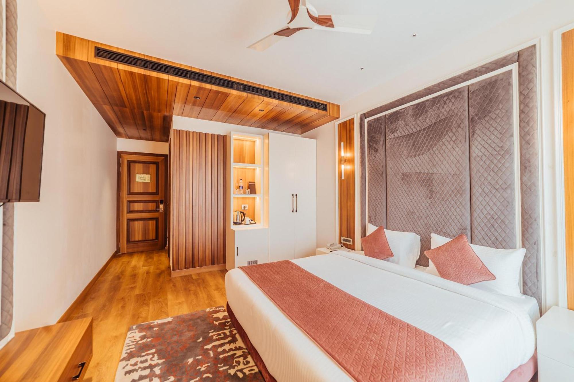 Hotel The Ramayana Hotel,