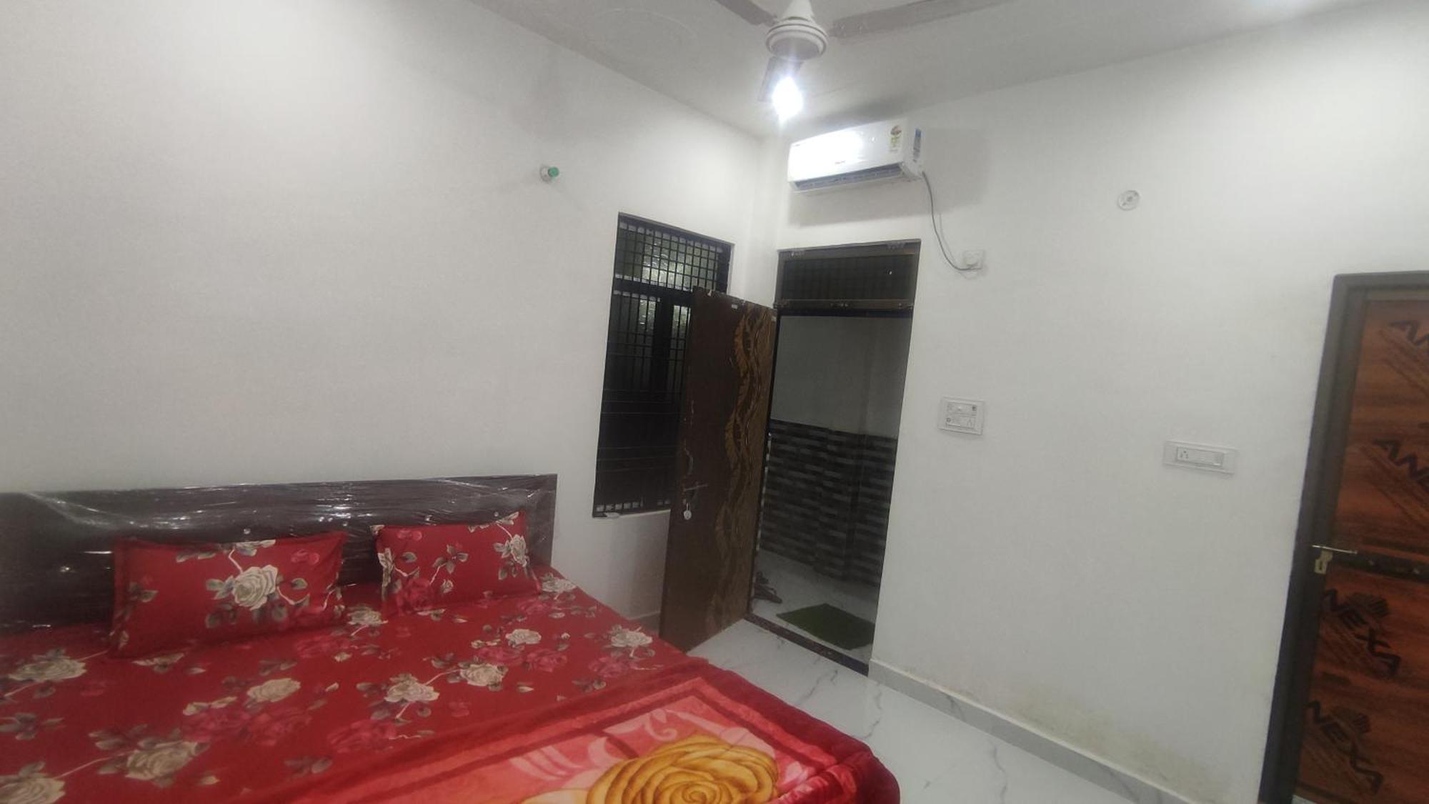 Homestay Shanti And Restaurant Just 1500 Meter Sri Ram Mandir Near Dham Station *