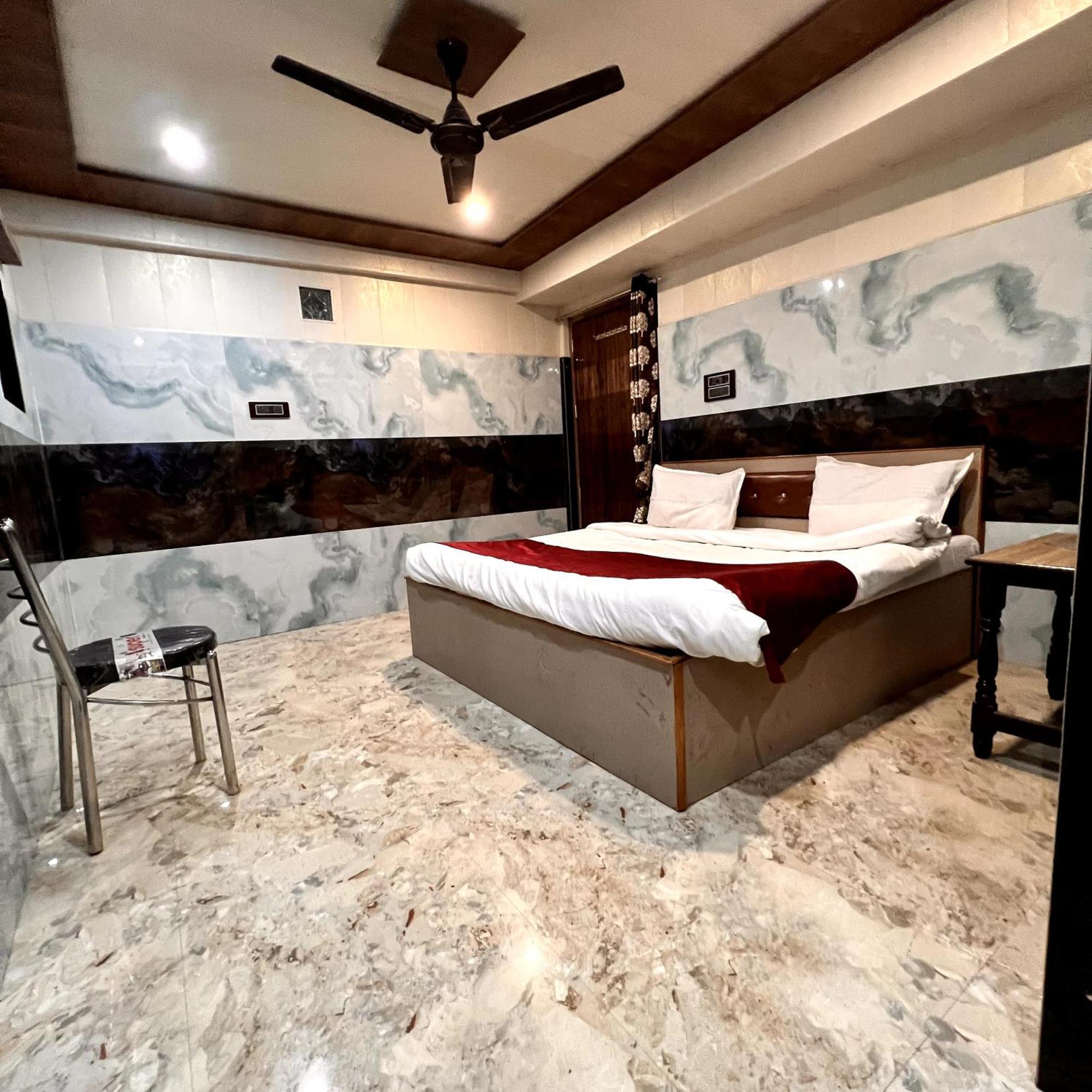 Raghunandan Near Ram Janambhumi , Parking Available Hotel