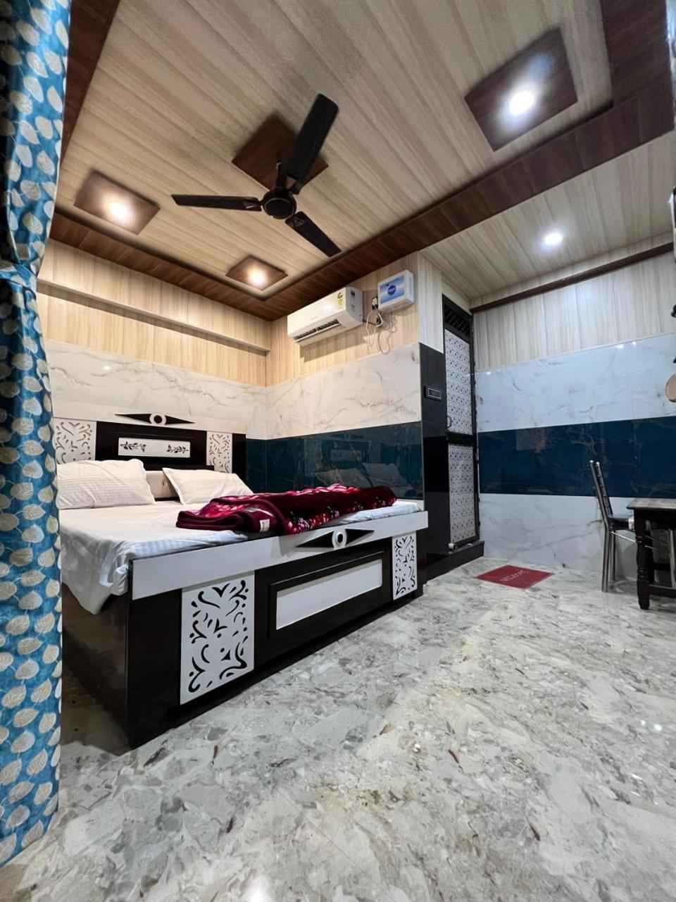 Hotel Raghunandan Near Ram Janambhumi , Parking Available