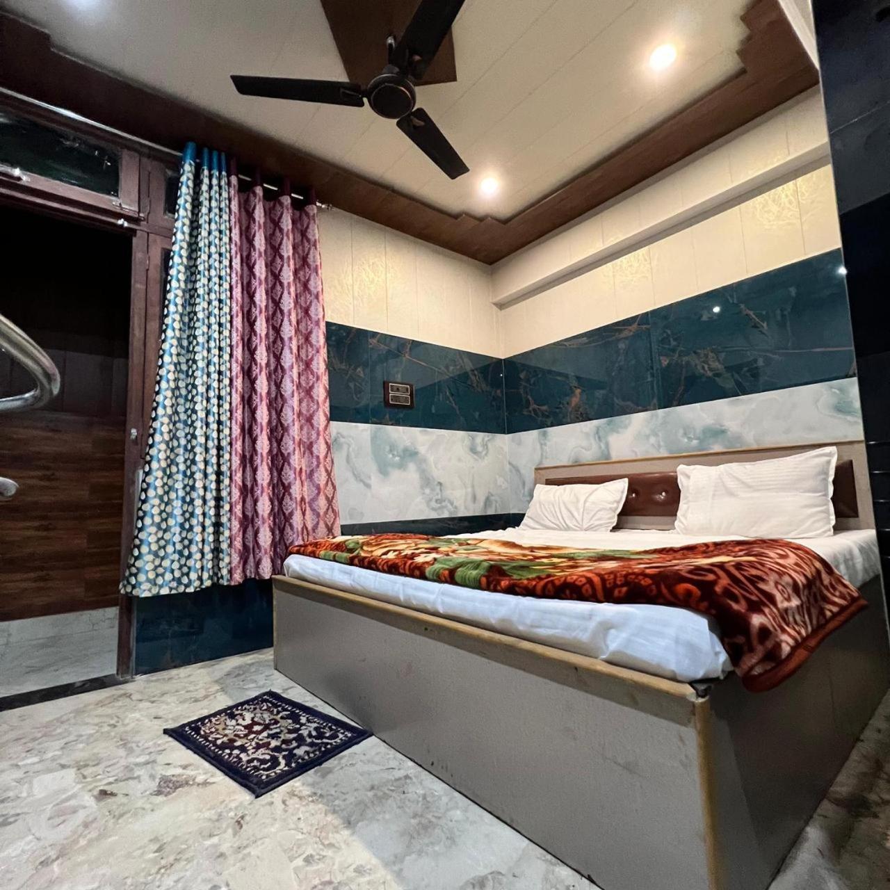 Raghunandan Near Ram Janambhumi , Parking Available Hotel