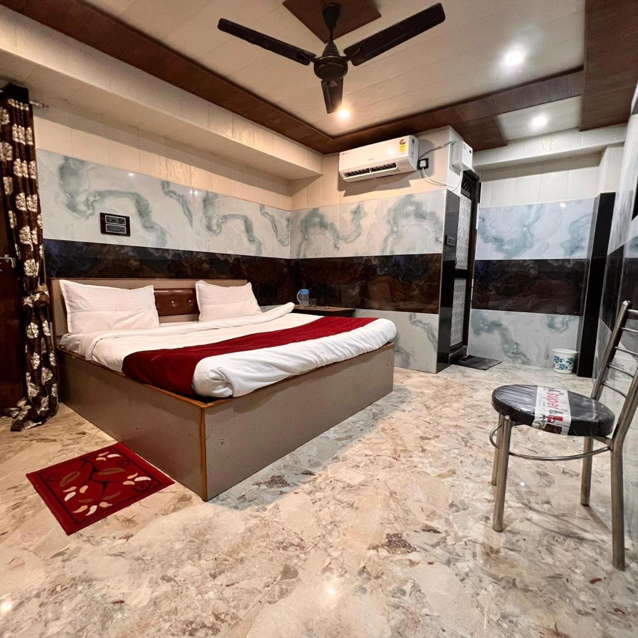 Hotel Raghunandan Near Ram Janambhumi , Parking Available Ayodhya