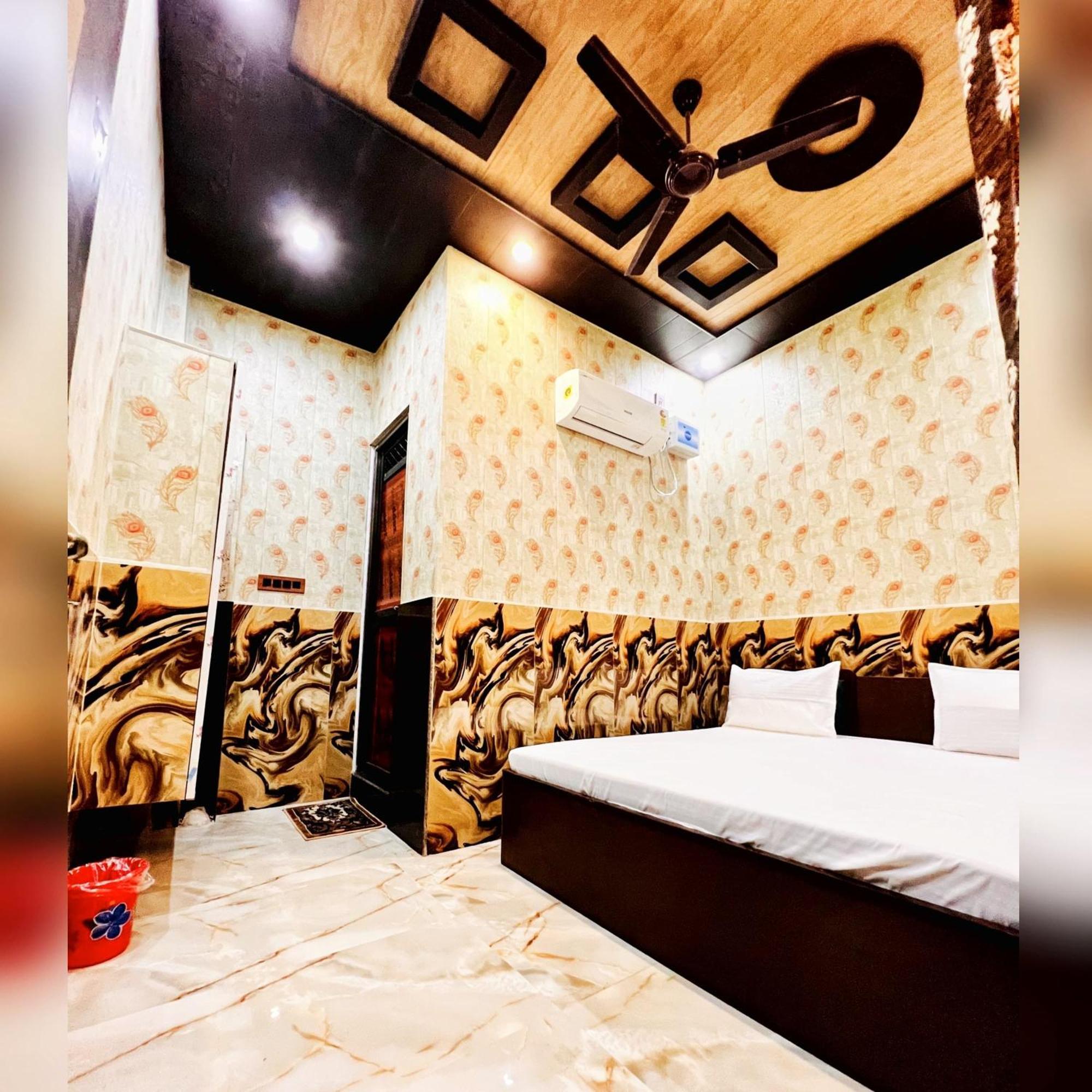 Raghunandan Near Ram Janambhumi , Parking Available Hotel