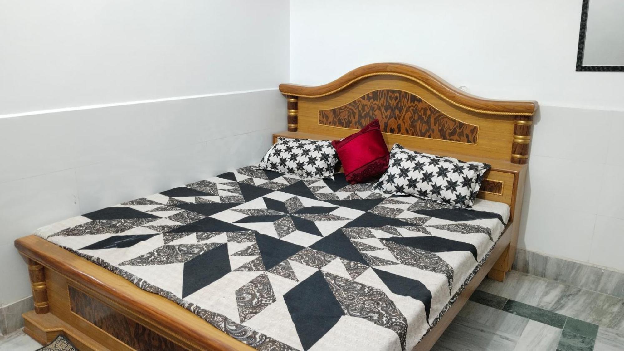Shyam With Ground Floor Comforts Homestay *
