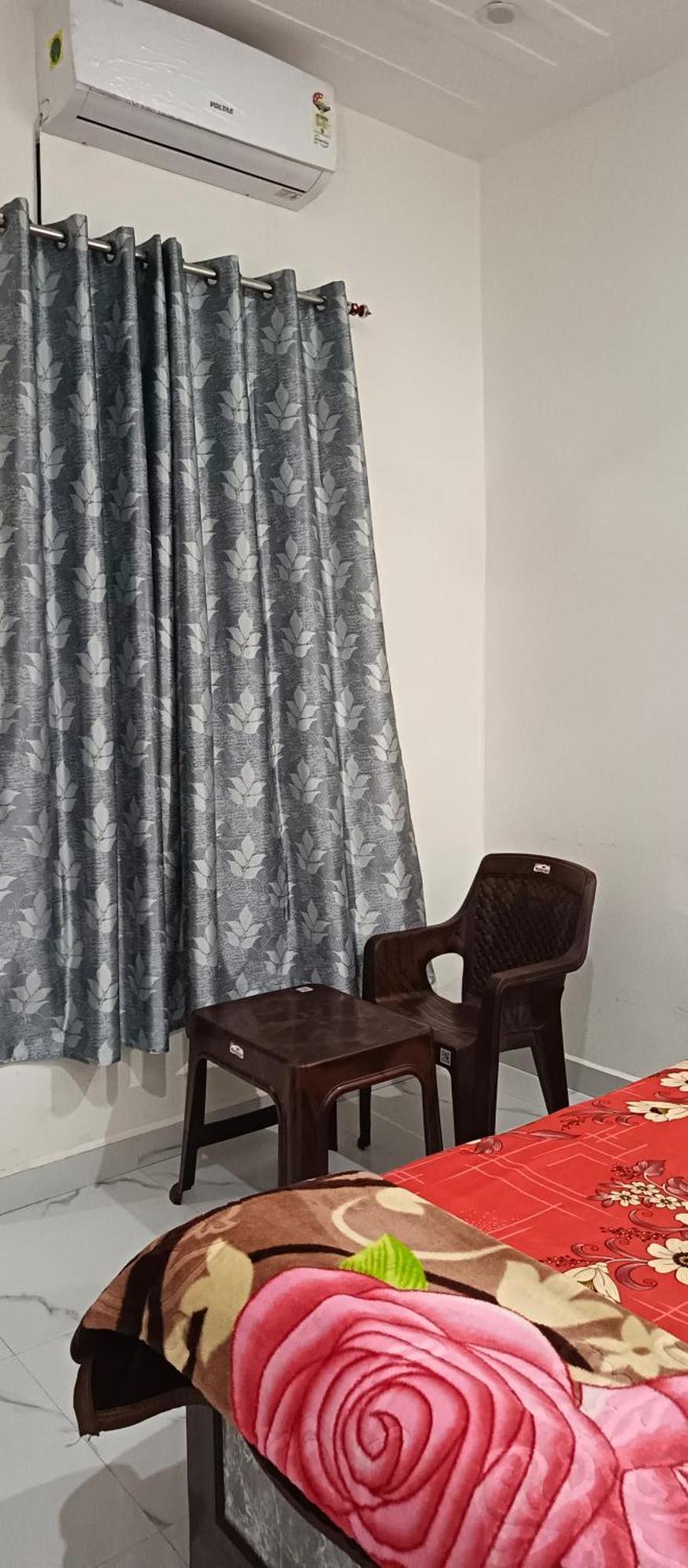 Shanti And Restaurant Just 1500 Meter Sri Ram Mandir Near Dham Station Homestay *