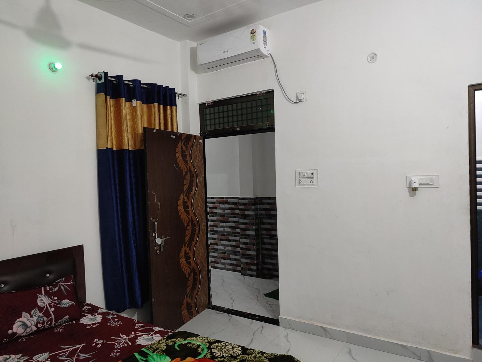 Shanti And Restaurant Just 1500 Meter Sri Ram Mandir Near Dham Station *