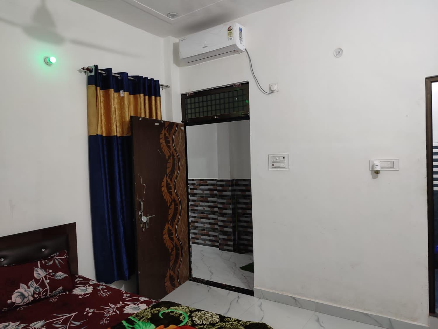 Shanti And Restorent Near Dham Station And Just 1500 Meter Sri Ram Mandir *