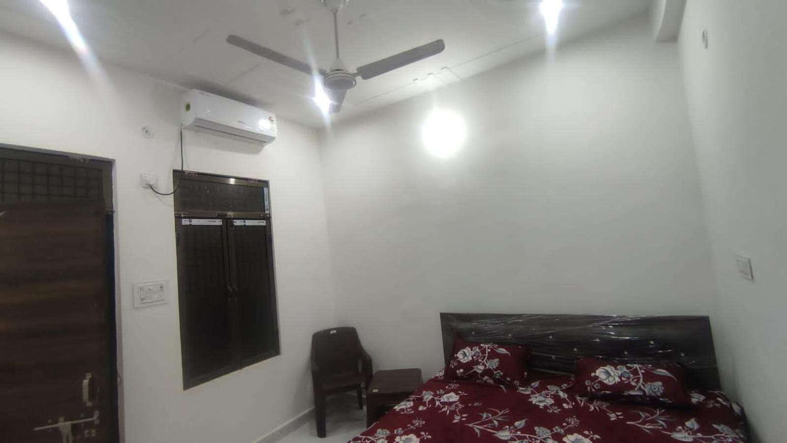 Shanti And Restorent Near Dham Station And Just 1500 Meter Sri Ram Mandir Homestay