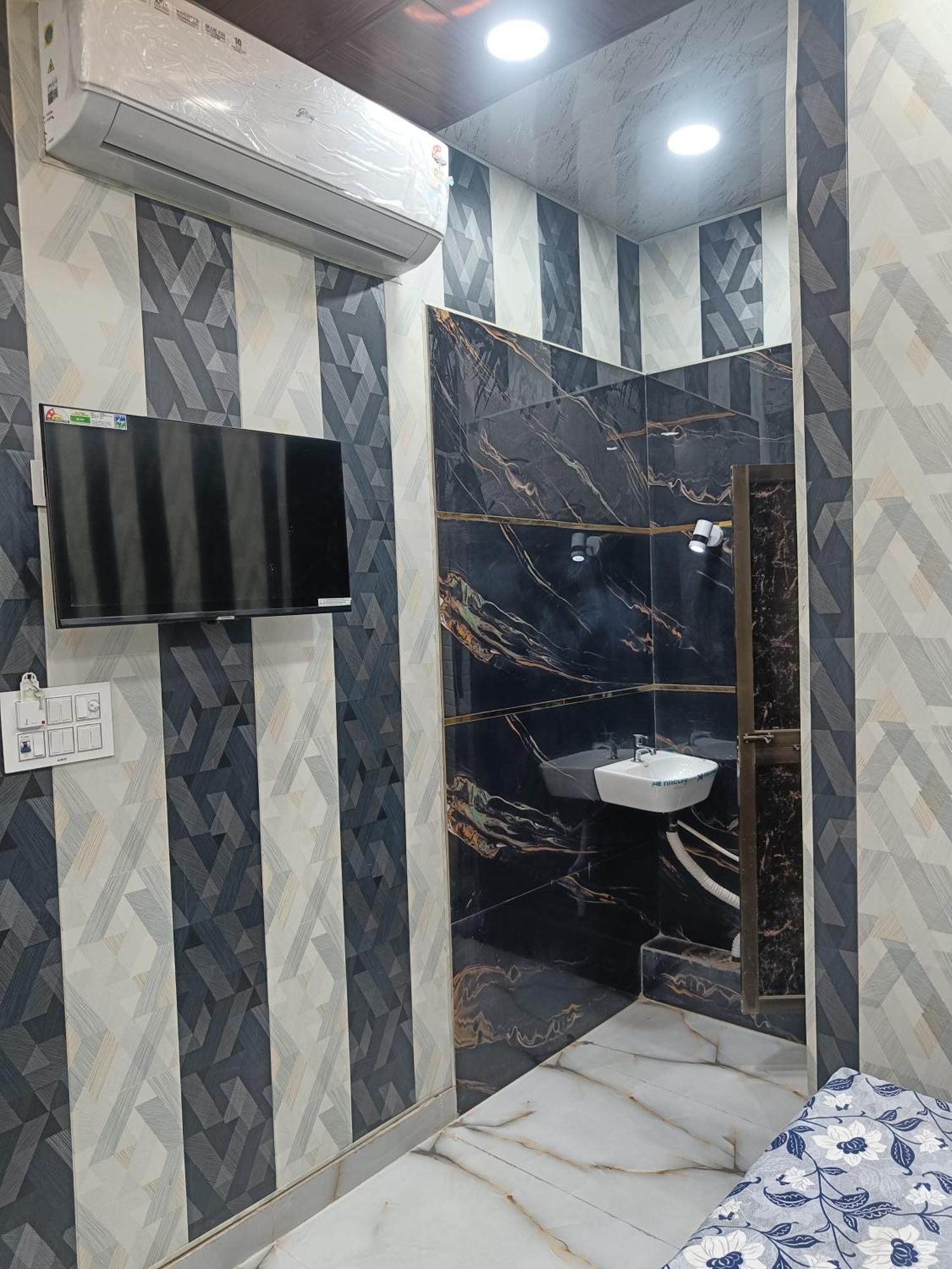 Guest house Golden Palace By Ramayan Free Railway Station Pickup *