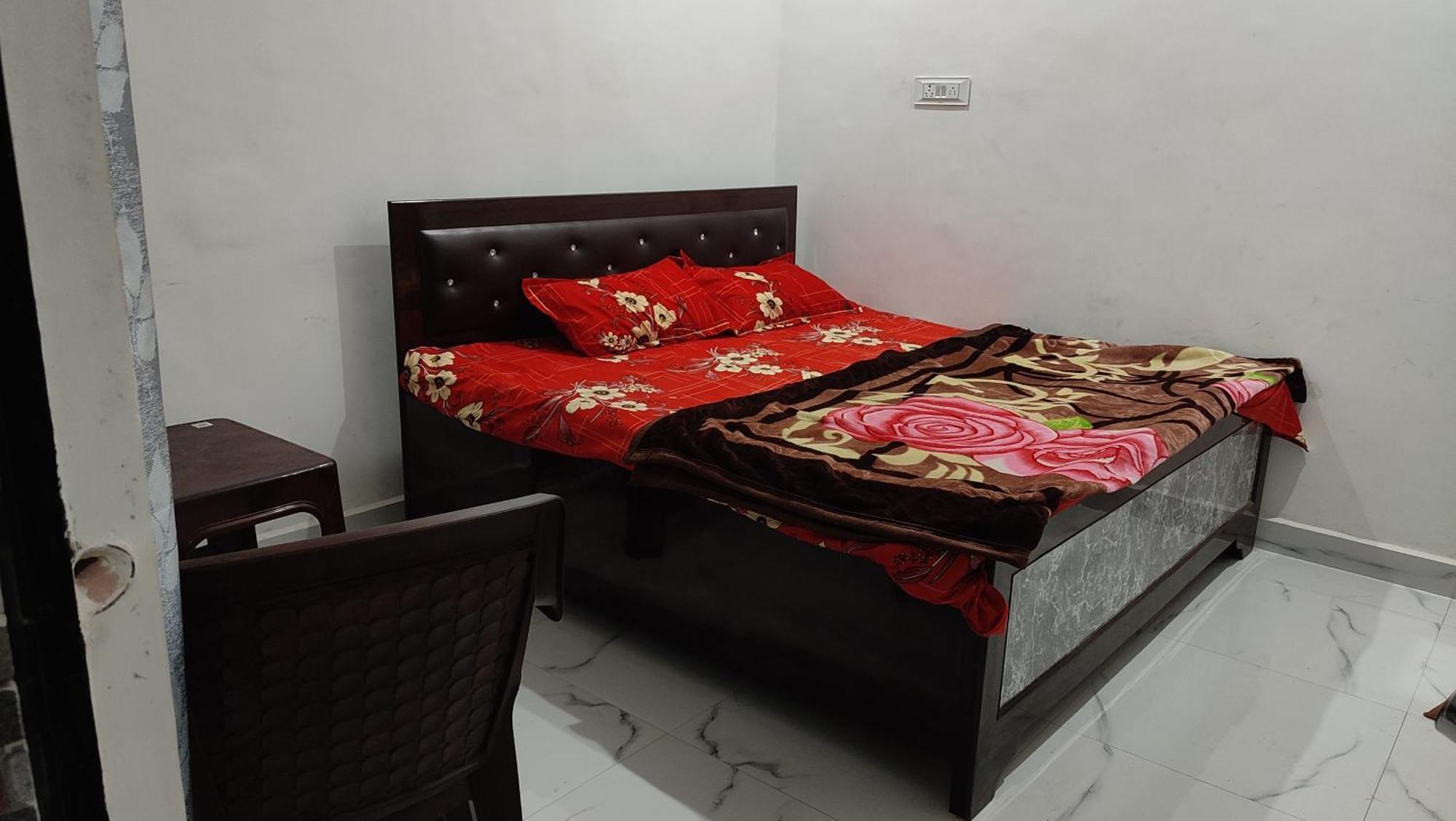 Shanti And Restorent Near Dham Station And Just 1500 Meter Sri Ram Mandir Homestay