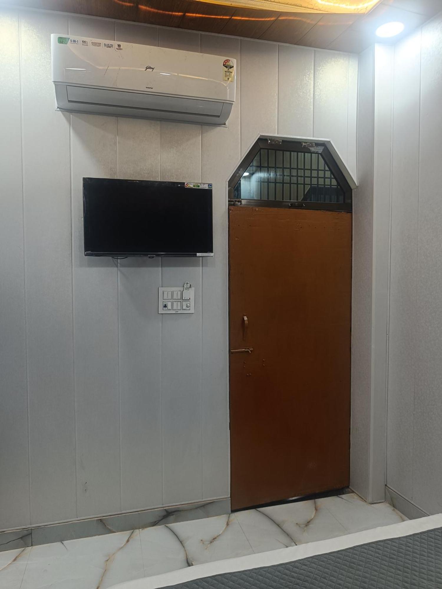 Guest house Golden Palace By Ramayan Free Railway Station Pickup *