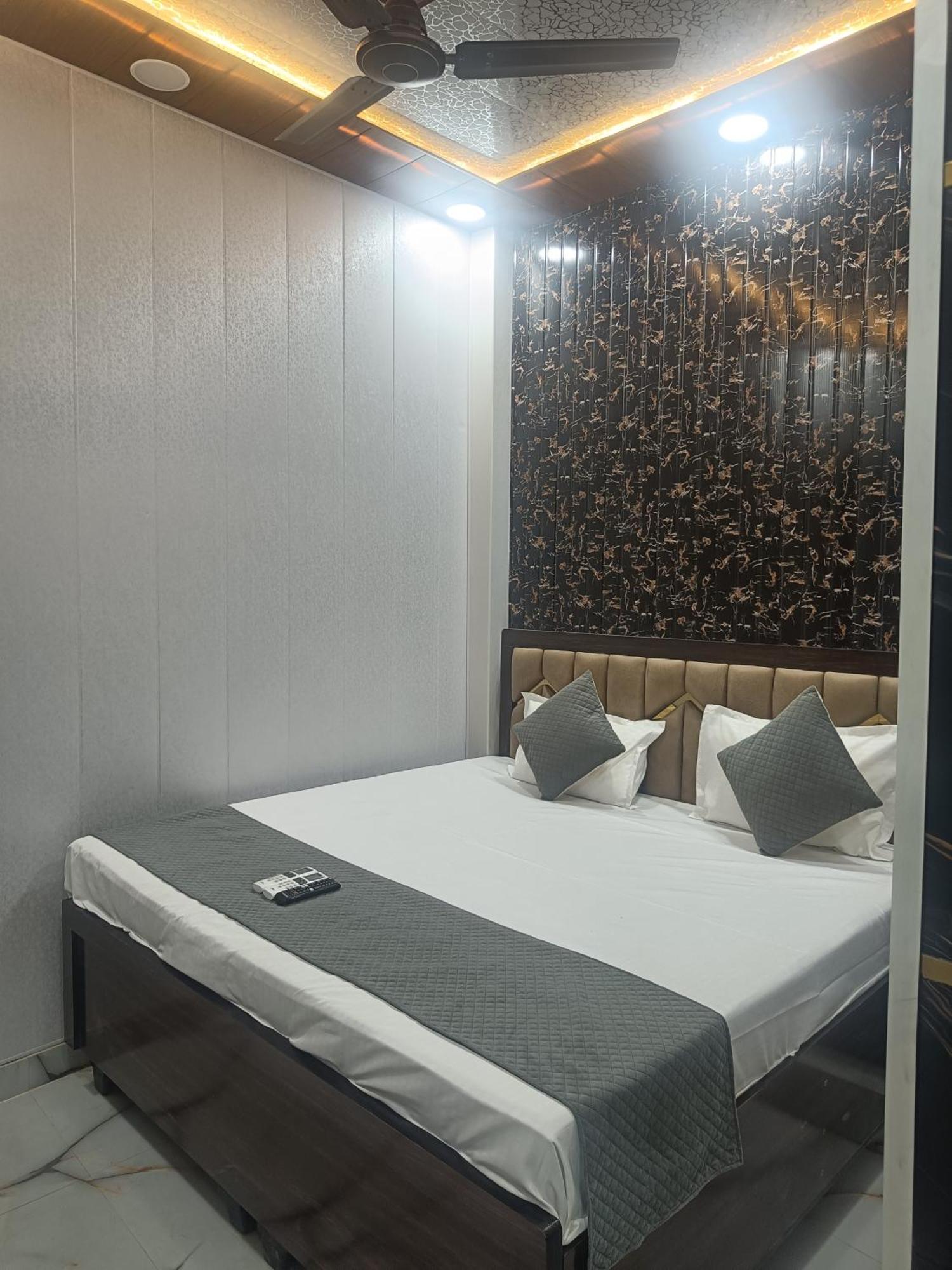 Guest house Golden Palace By Ramayan Free Railway Station Pickup Ayodhya