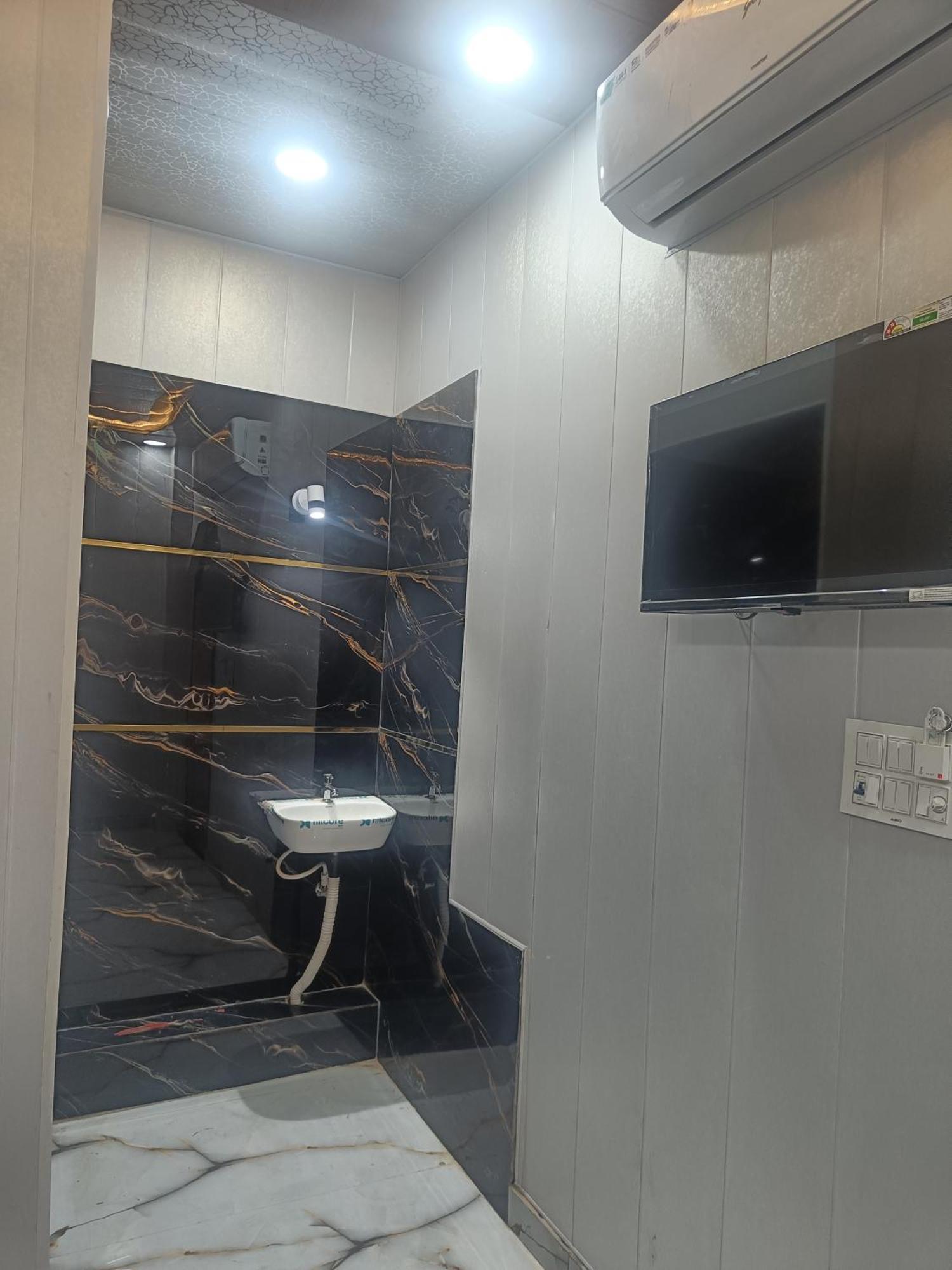 Golden Palace By Ramayan Free Railway Station Pickup Guest house Ayodhya