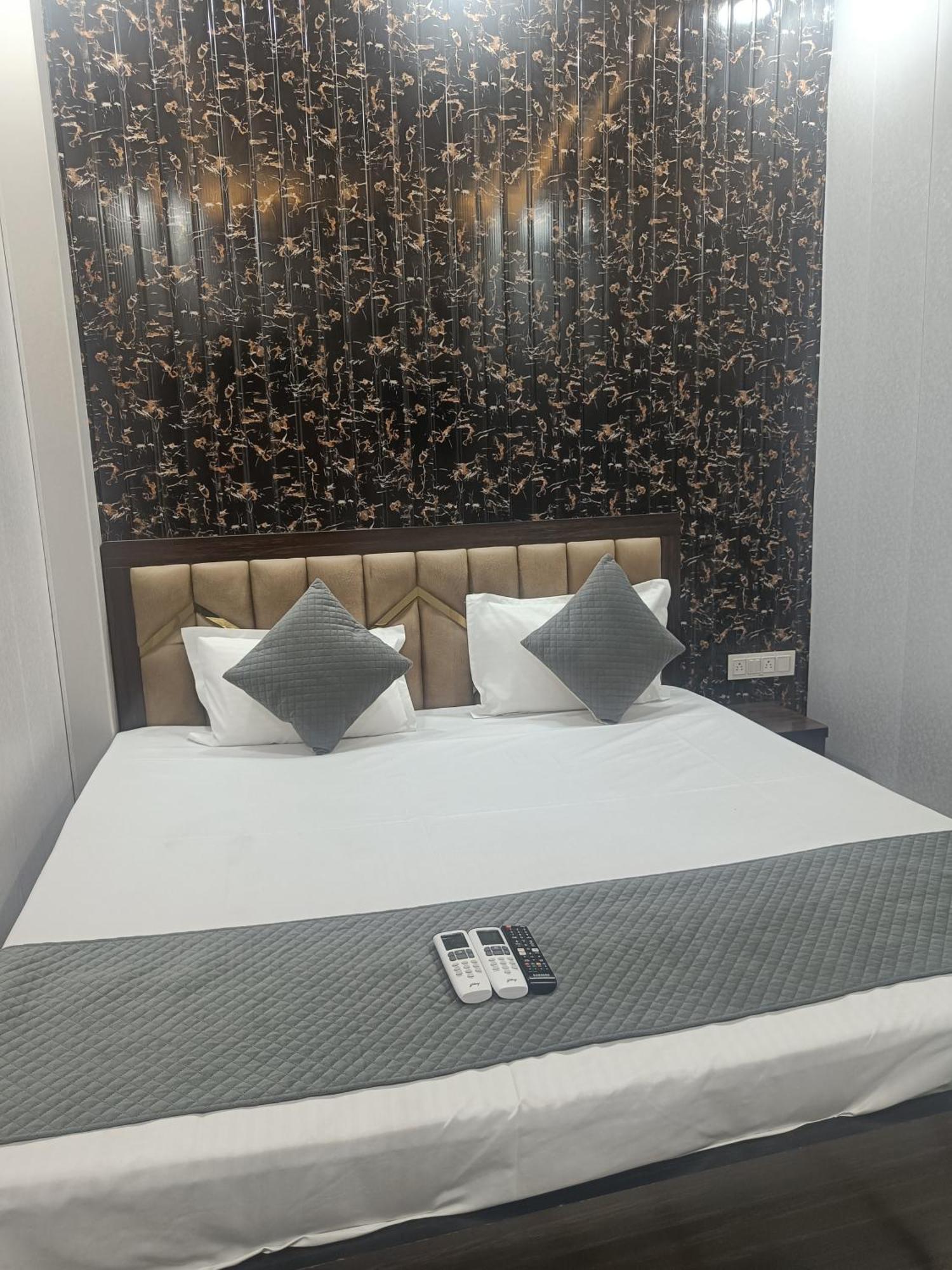 Golden Palace By Ramayan Free Railway Station Pickup Guest house *