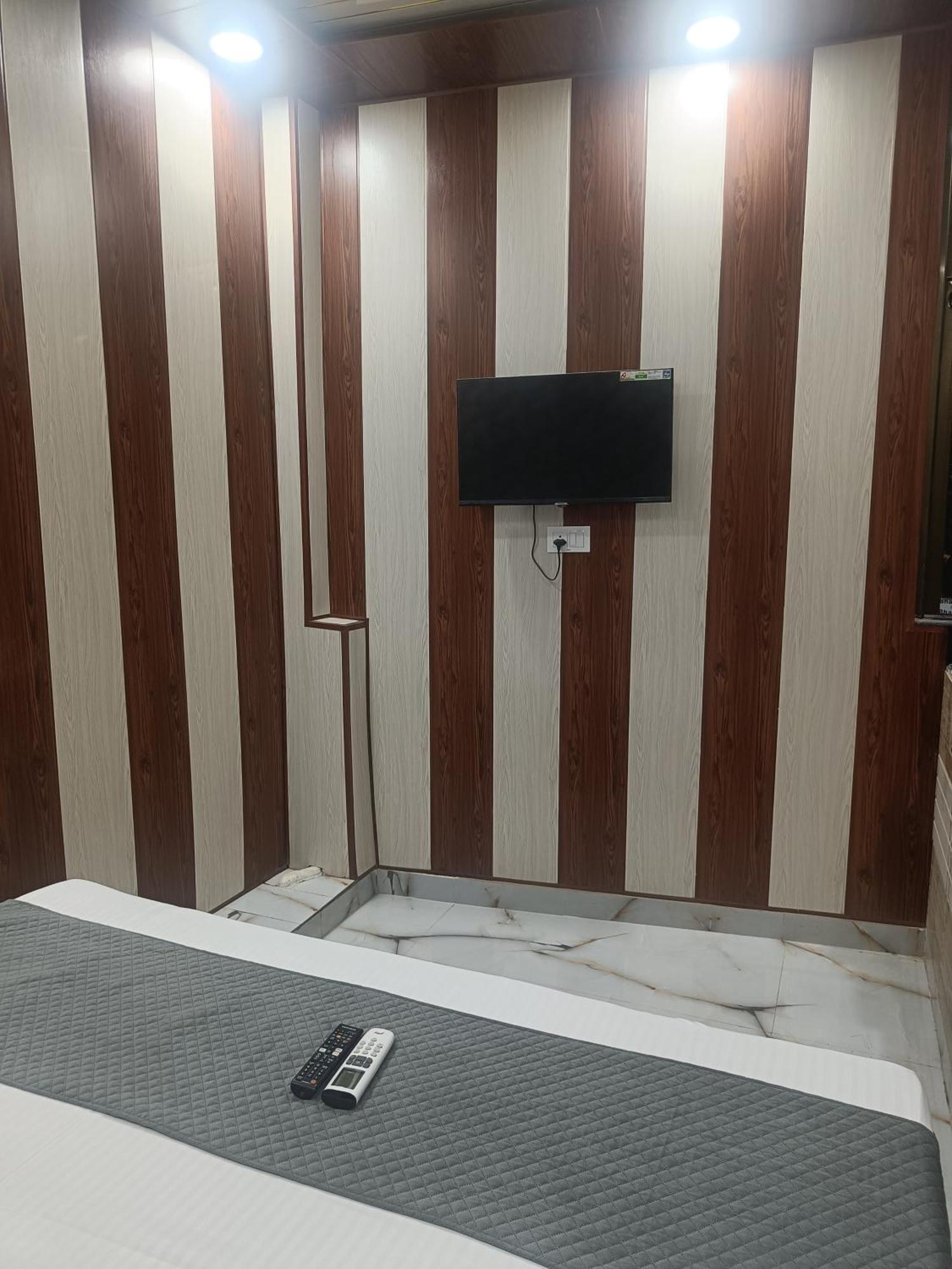 Golden Palace By Ramayan Free Railway Station Pickup Guest house *