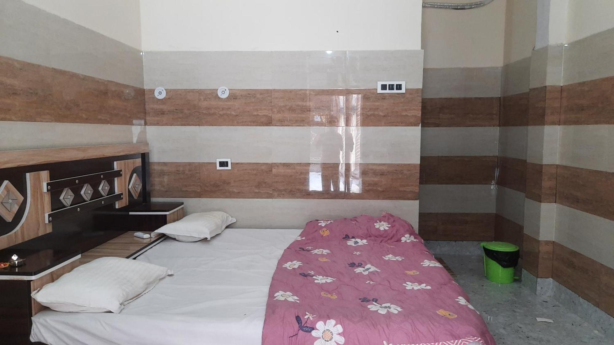 Shankar & Residency I Near Ram Janm Bhoomi Temple Homestay Ayodhya