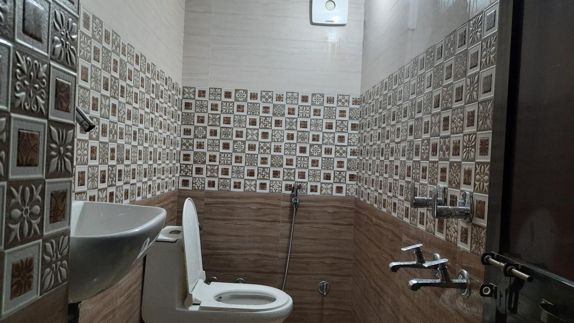 Shankar & Residency I Near Ram Janm Bhoomi Temple Homestay Ayodhya