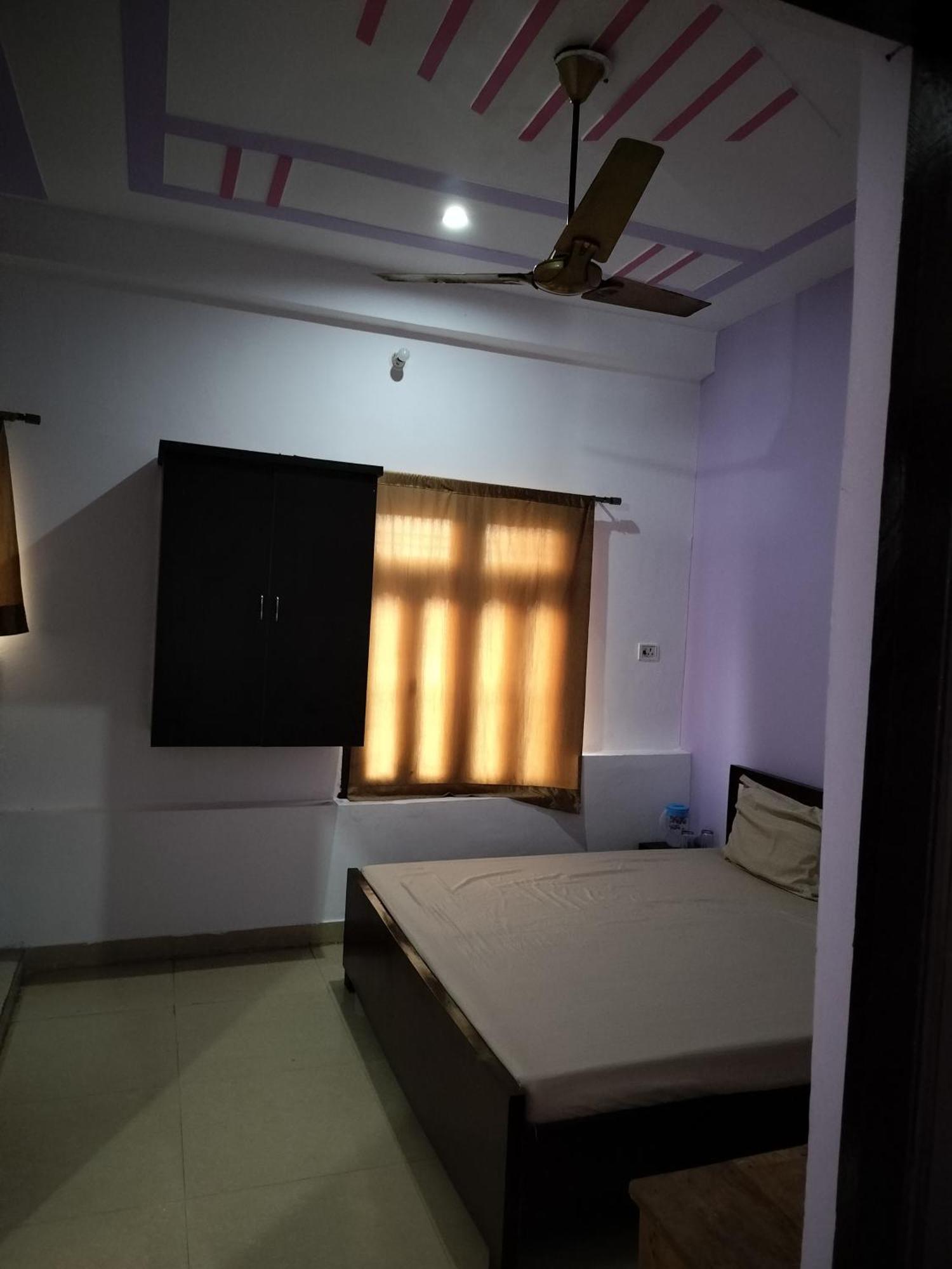 Chandrasha Nearby Ram Mandir 600 Meter Guest house