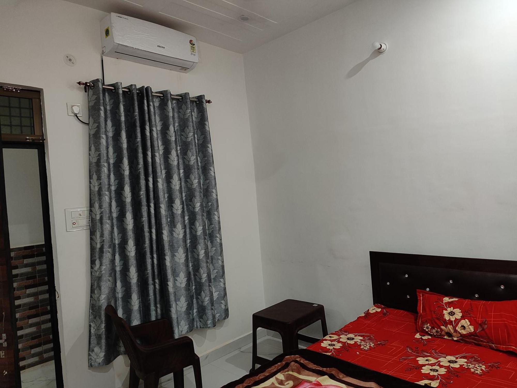 Shanti Palace Chudamani Chauraha * Ayodhya