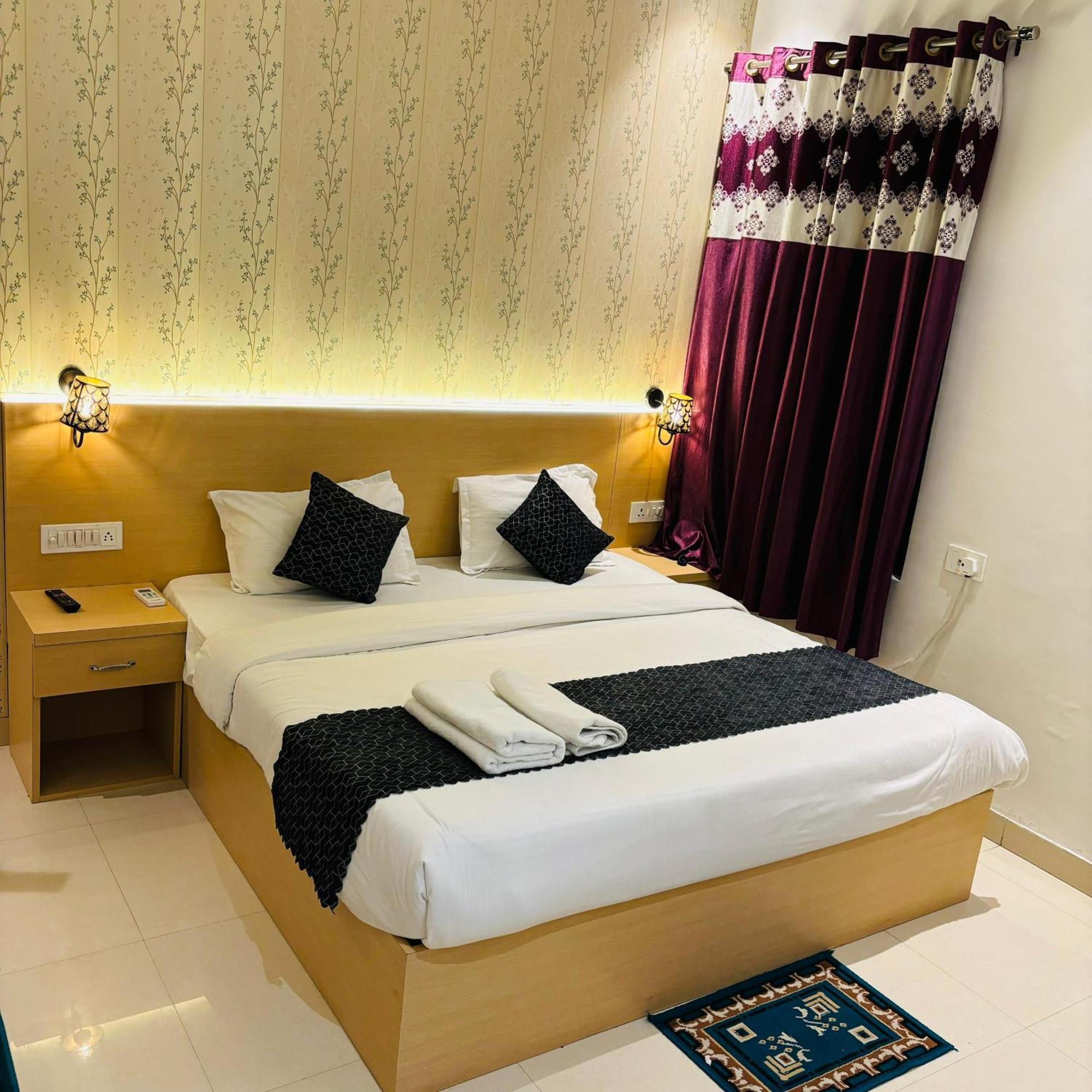 Hotel Ramay Palace 400 Meter From Ram Mandir 3*