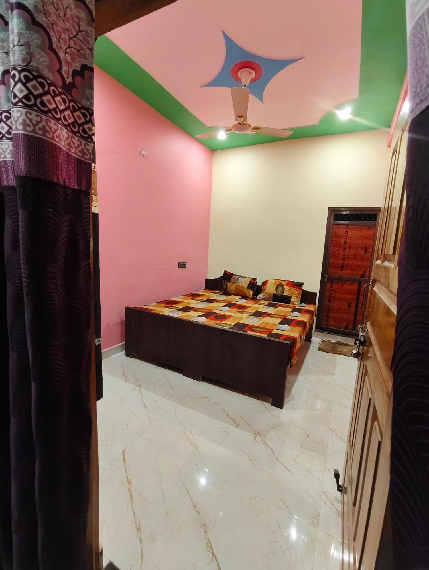 Guest house Chandrika Palace Near Dham Railway Station