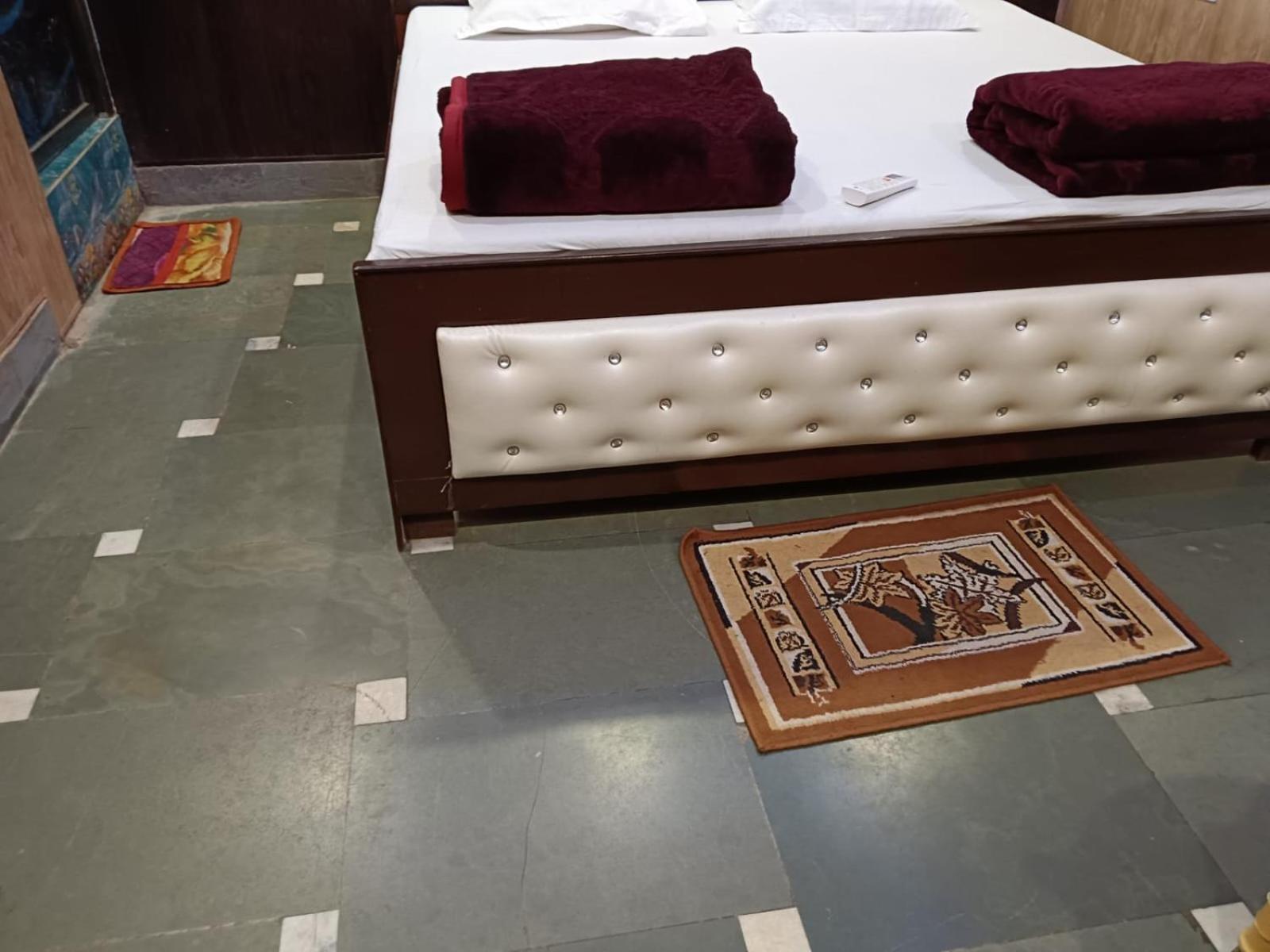 Guest house Ram Krishan Gest House Ram Mandir 200 Meetar *