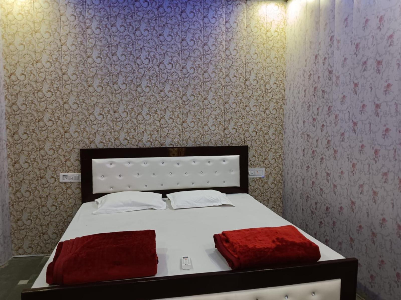 Guest house Ram Krishan Gest House Ram Mandir 200 Meetar
