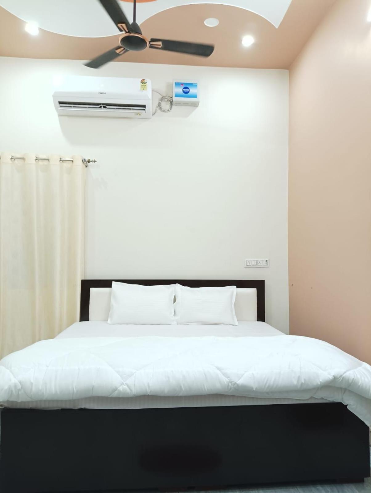 Urmila Kunj Hotel *