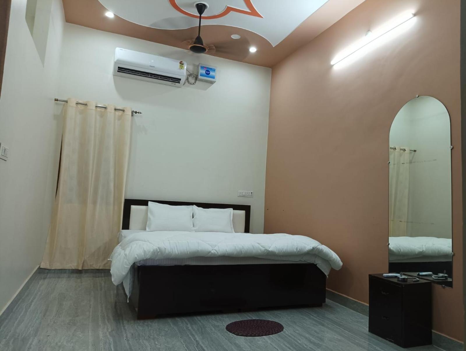 Urmila Kunj Hotel *