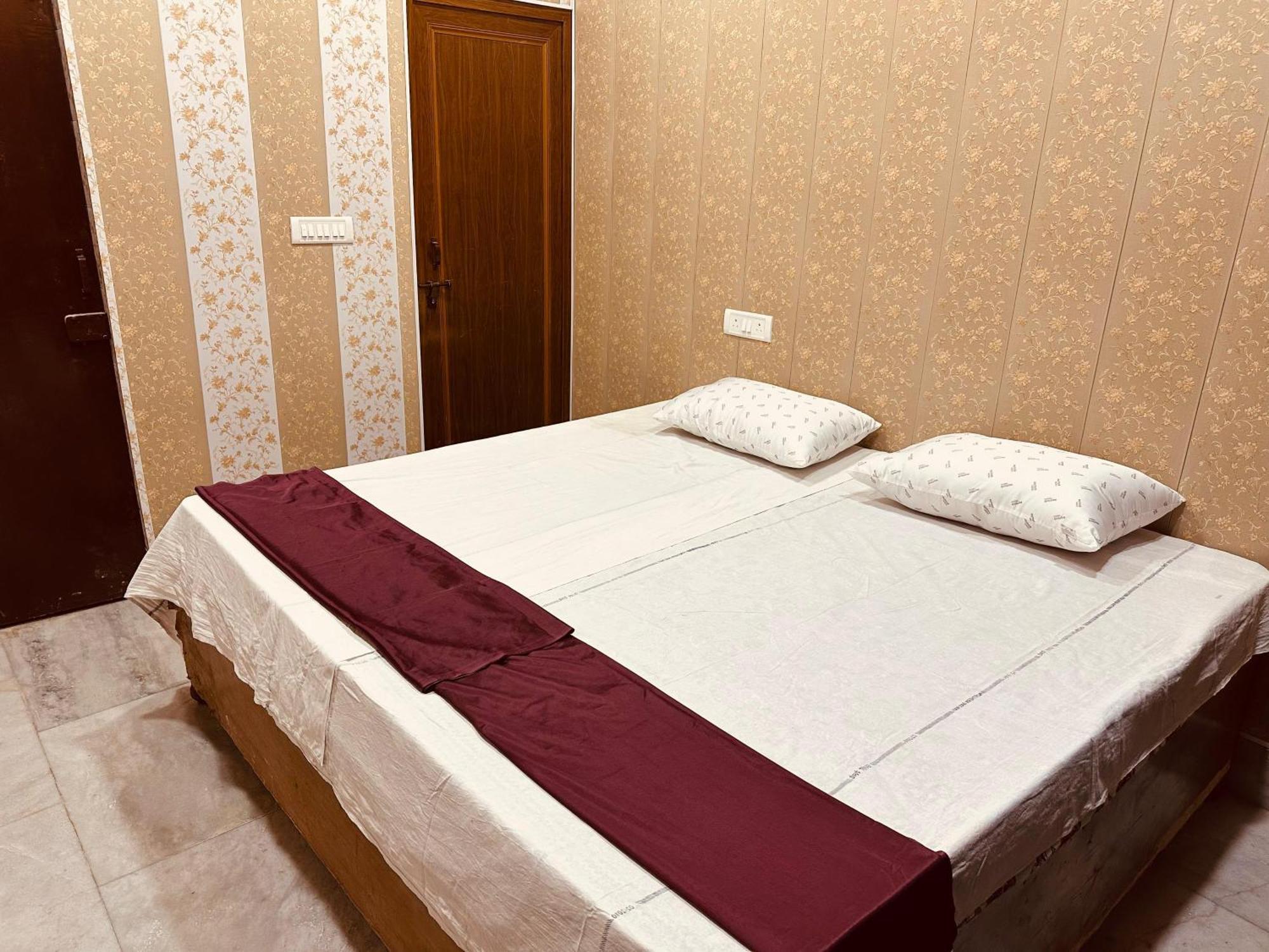 Raju 150 Meters From Shree Ram Janmbhoomi Temple 200 Meters From Dham Railway Station Homestay *