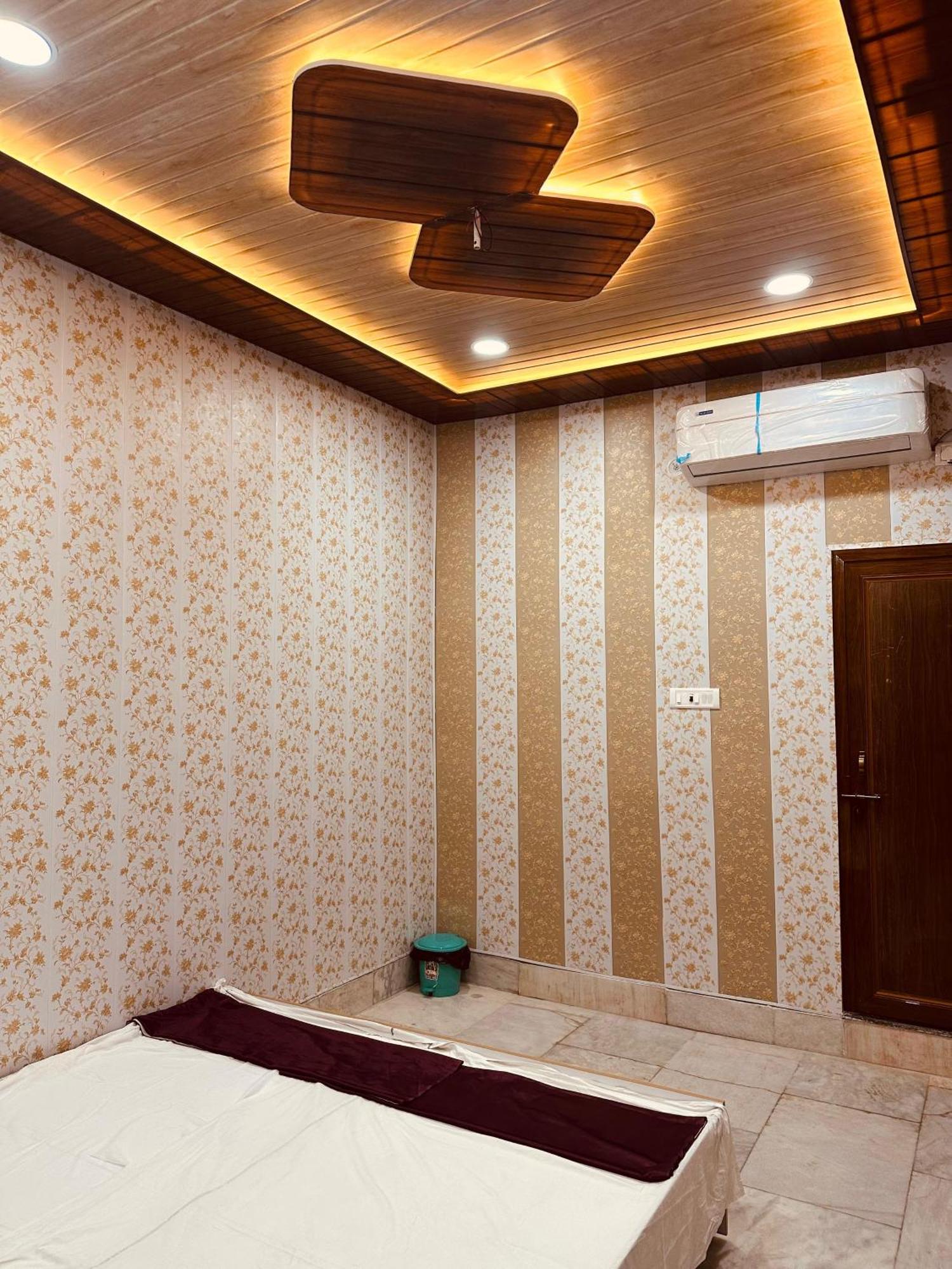 Raju 150 Meters From Shree Ram Janmbhoomi Temple 200 Meters From Dham Railway Station *