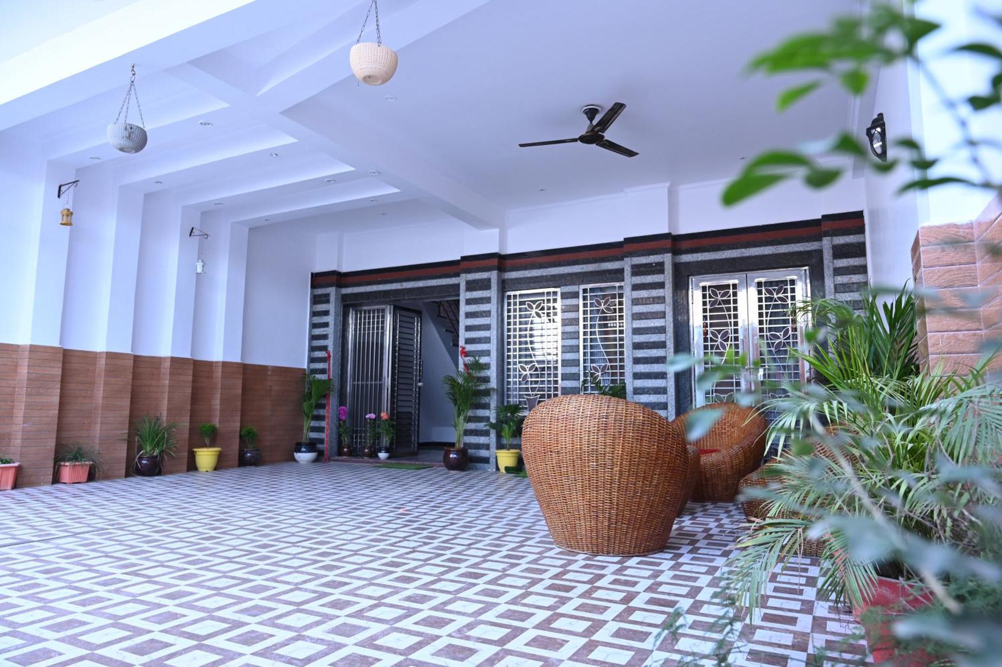Hotel Paying Guest