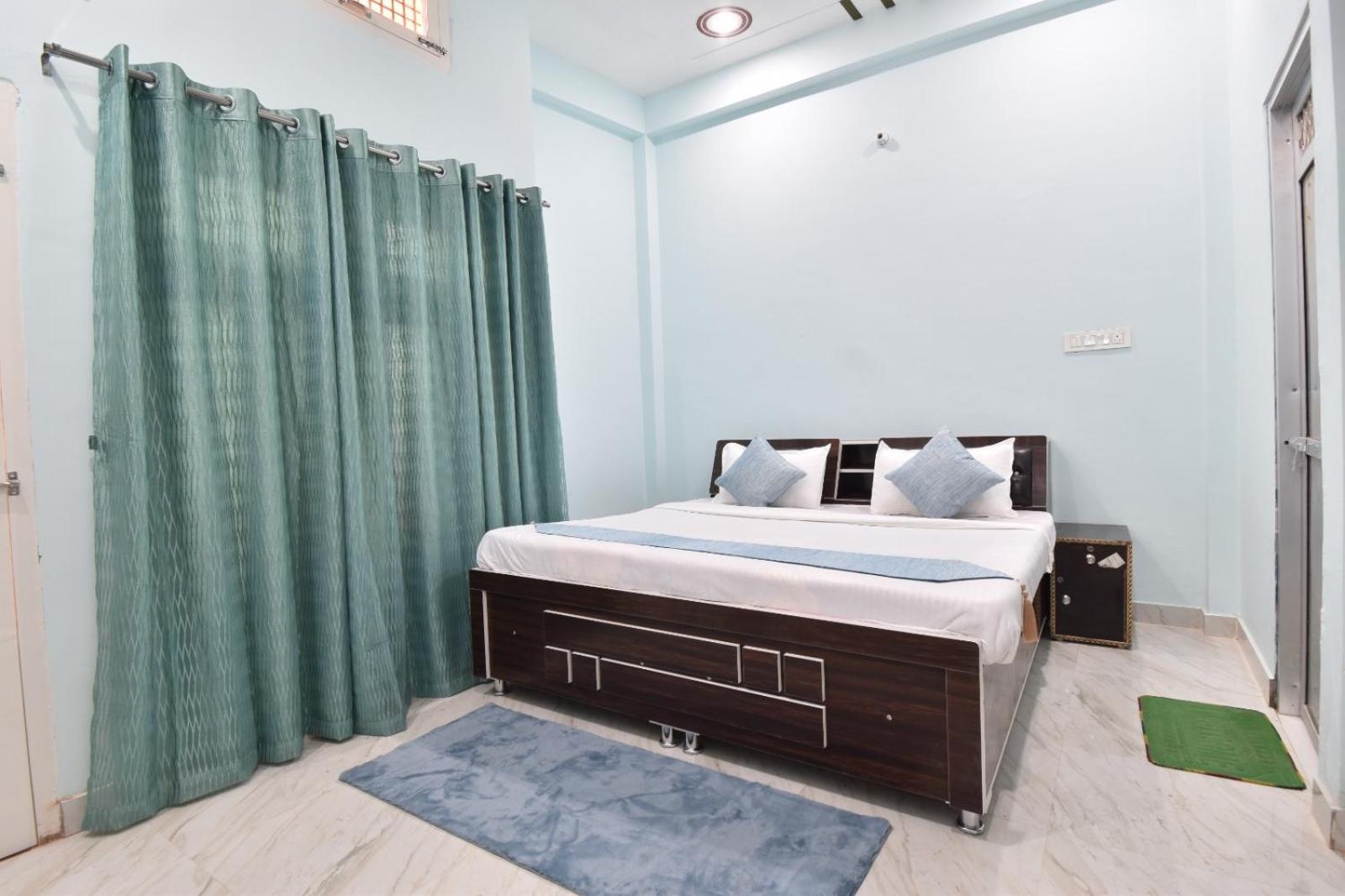 Premium Ayodhaya With Ac And Free Pick Up From Station Hotel