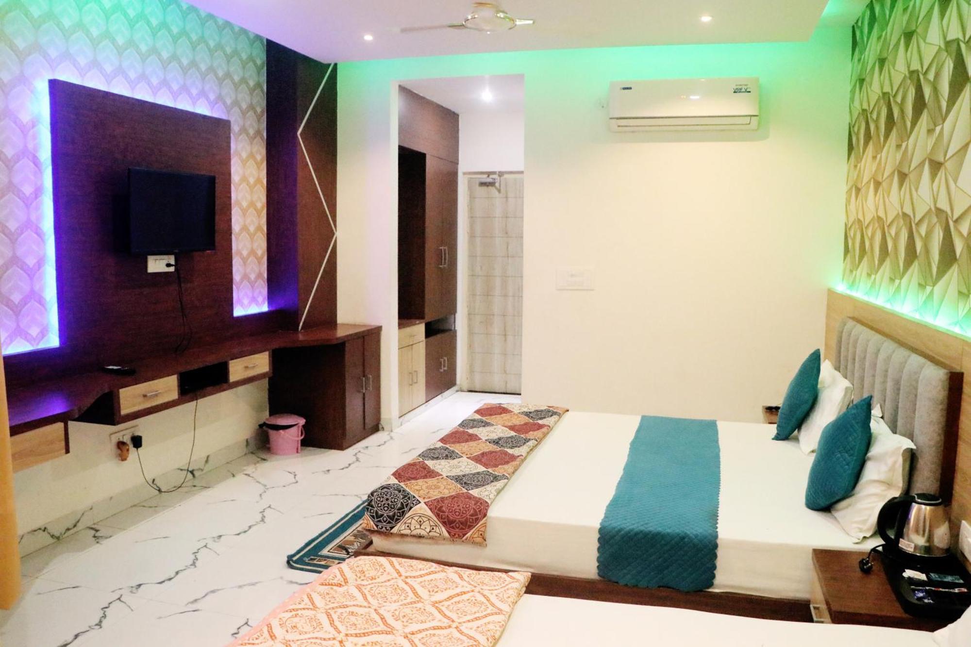 Rbs & Restaurant 5 Mint Walking Distance From Ram Janam Bhumi 4*