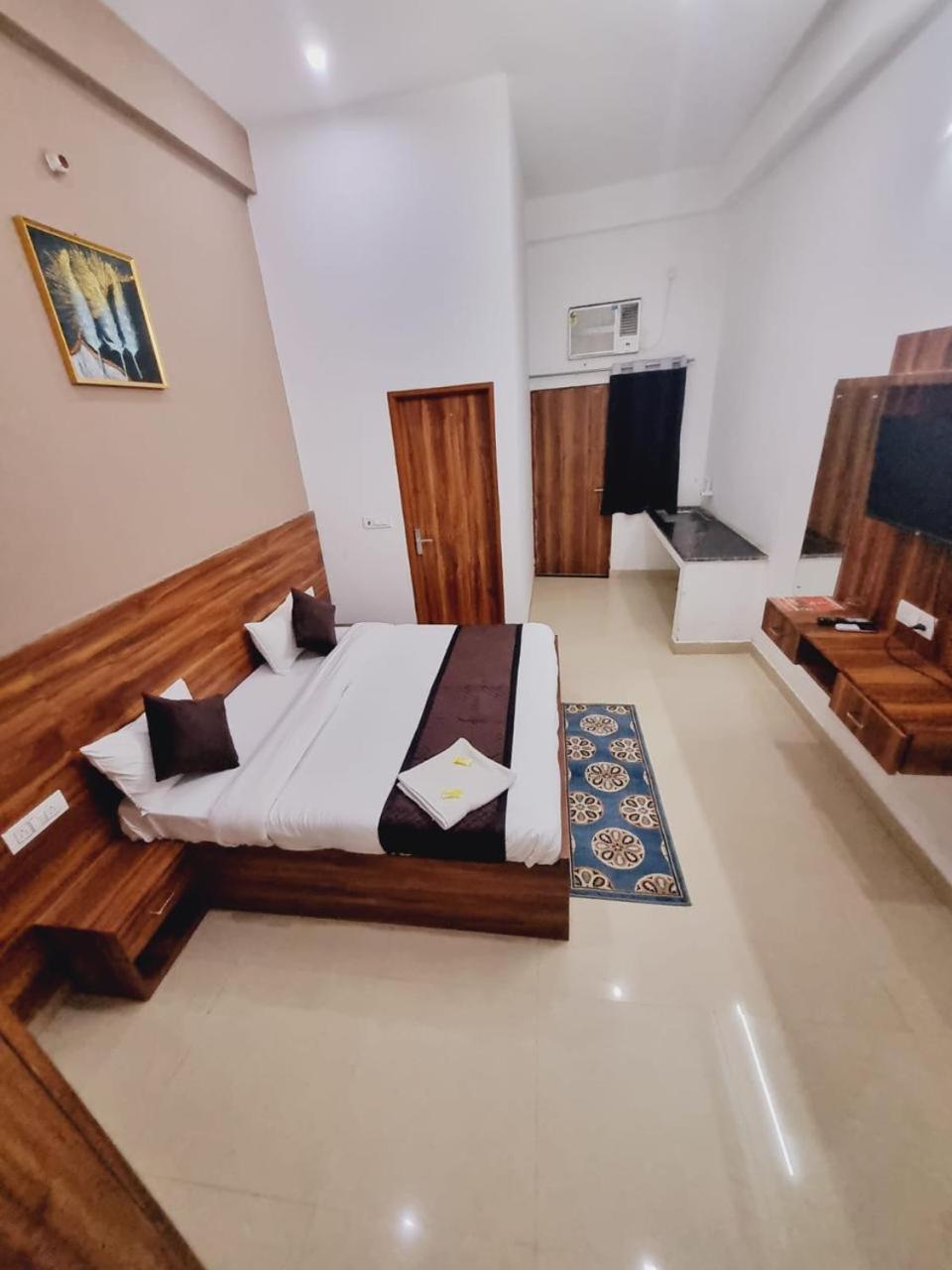 Rama International Ac Free Wifi Free Pick Up From Railway Station 2*