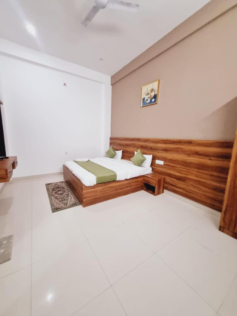Hotel Rama International Ac Free Wifi Free Pick Up From Railway Station 2*