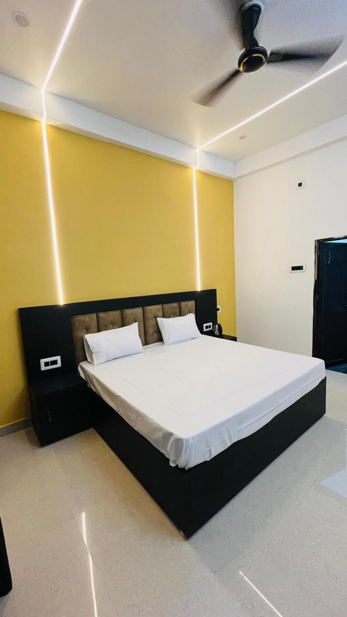 Hotel The Mehrotra ,near Ram Temple 2*
