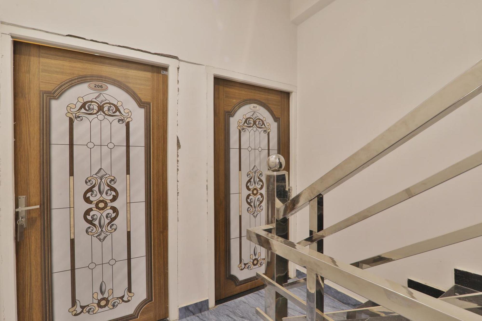 Ramayan Family Fully Air Condition Spacious And Free Wifi With Free Pick Up From Station