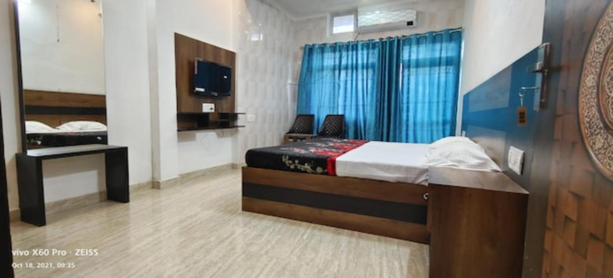 Nirmala Palace Near Shri Ram Janmabhoomi 600m 3*