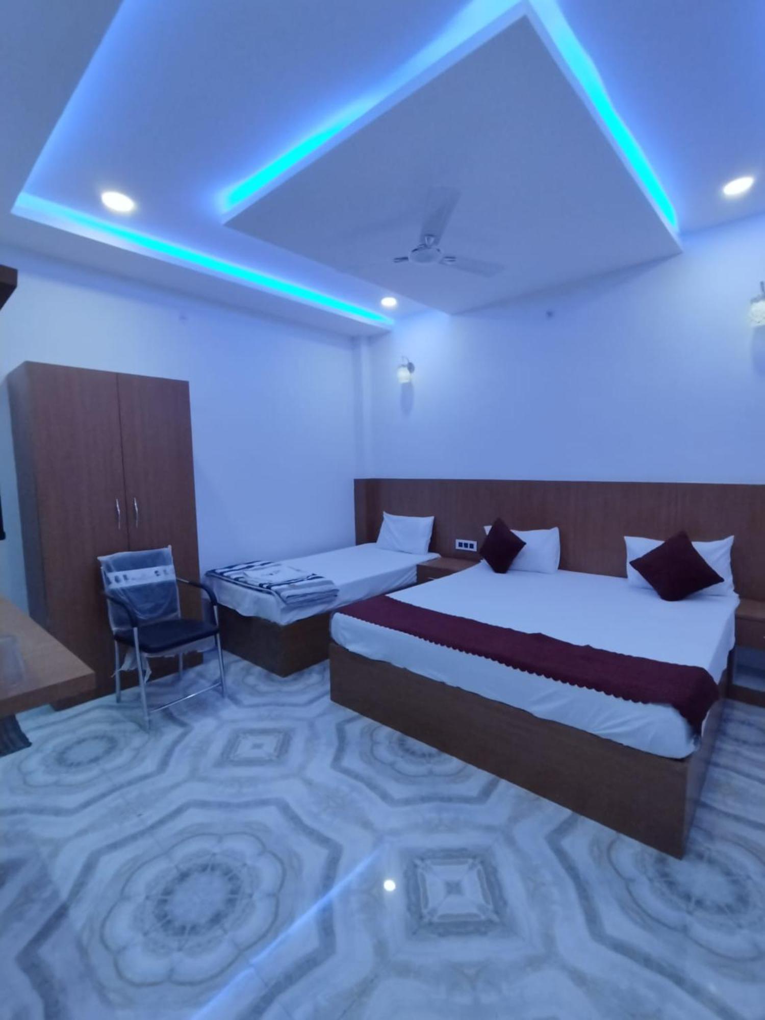 Hotel Nirmala Palace Near Shri Ram Janmabhoomi 600m 3*