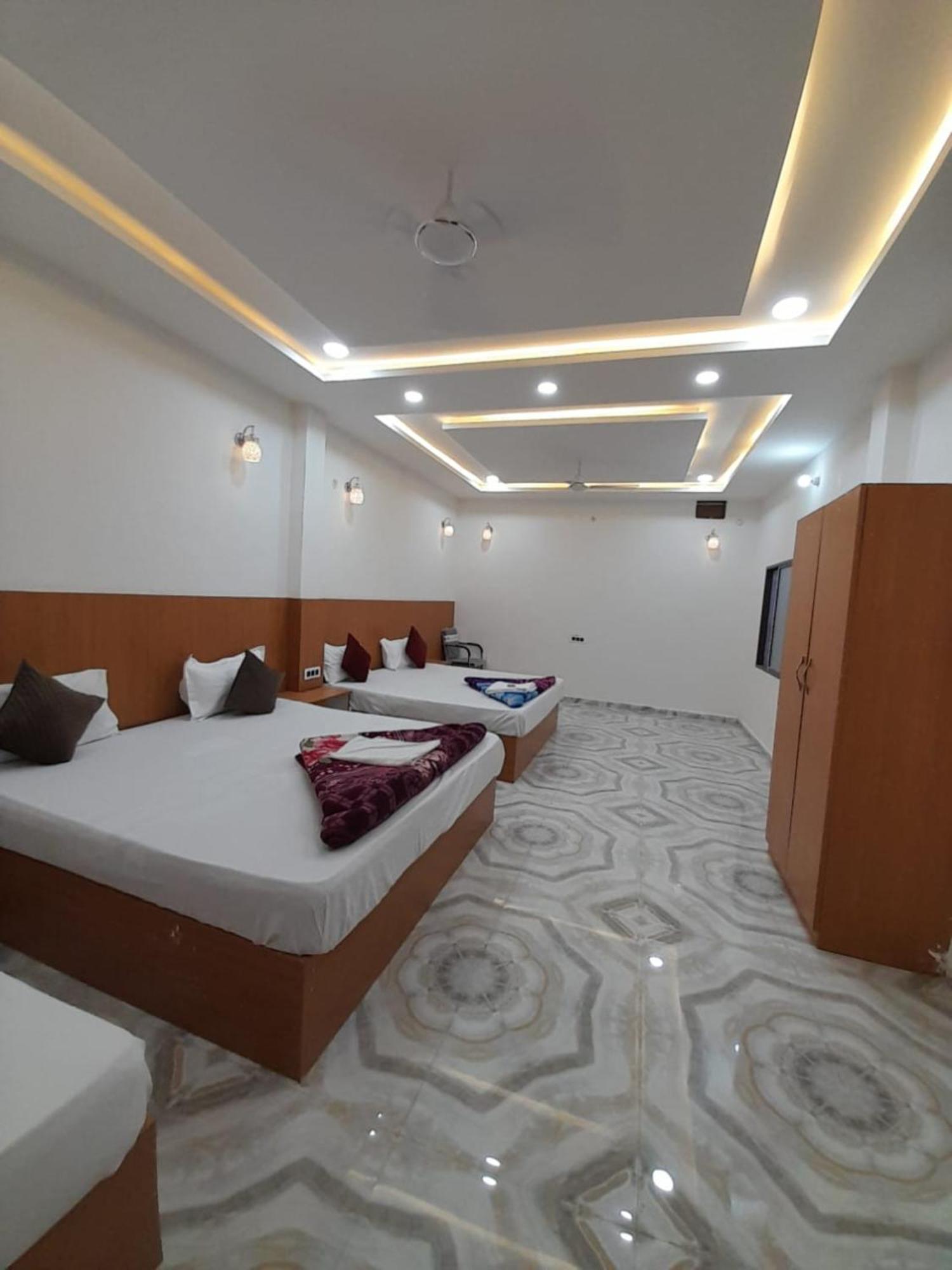 Nirmala Palace Near Shri Ram Janmabhoomi 600m 3*