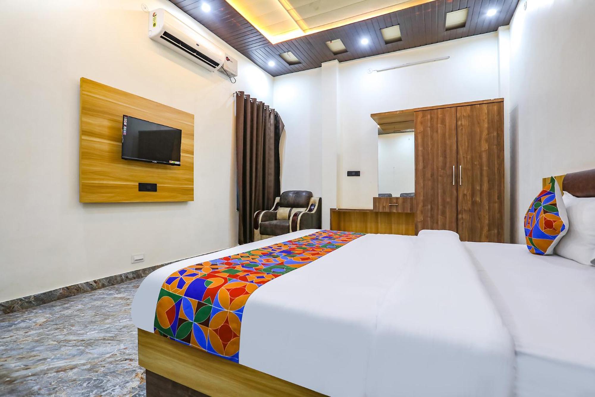 Fabhotel Square Jb