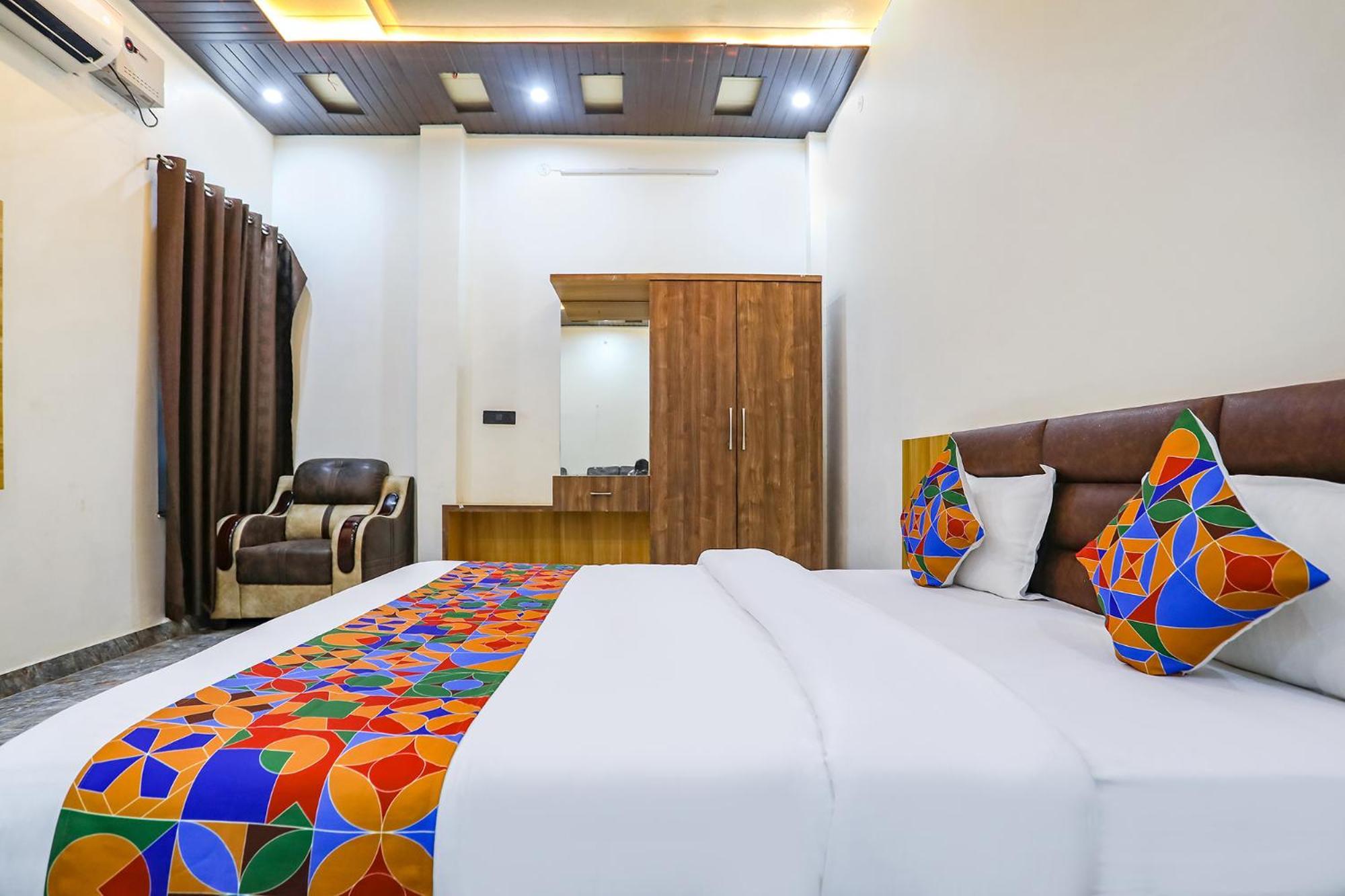 Fabhotel Square Jb