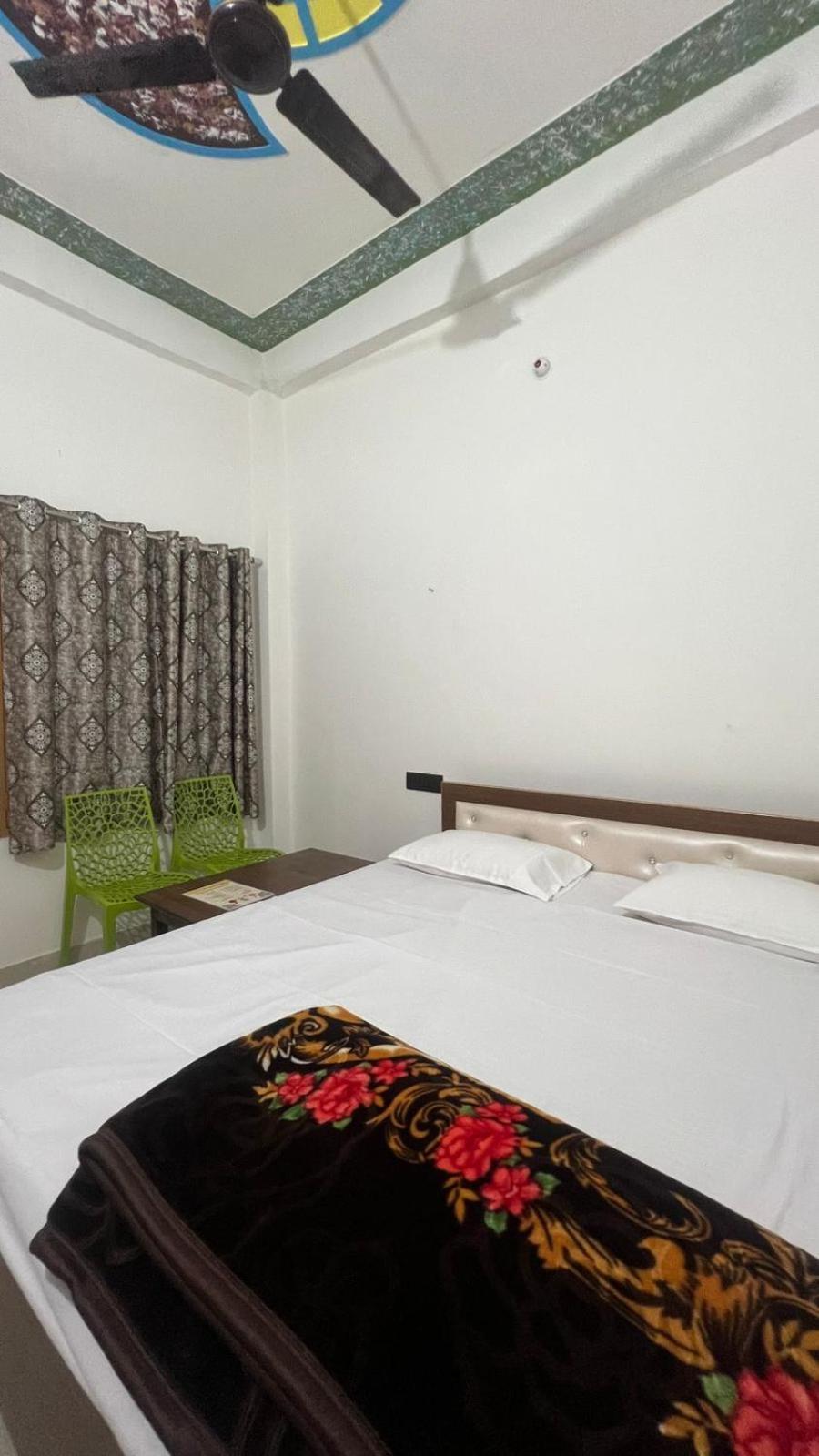 Veda Palace, 900 Meter Distancce From Temple Guest house