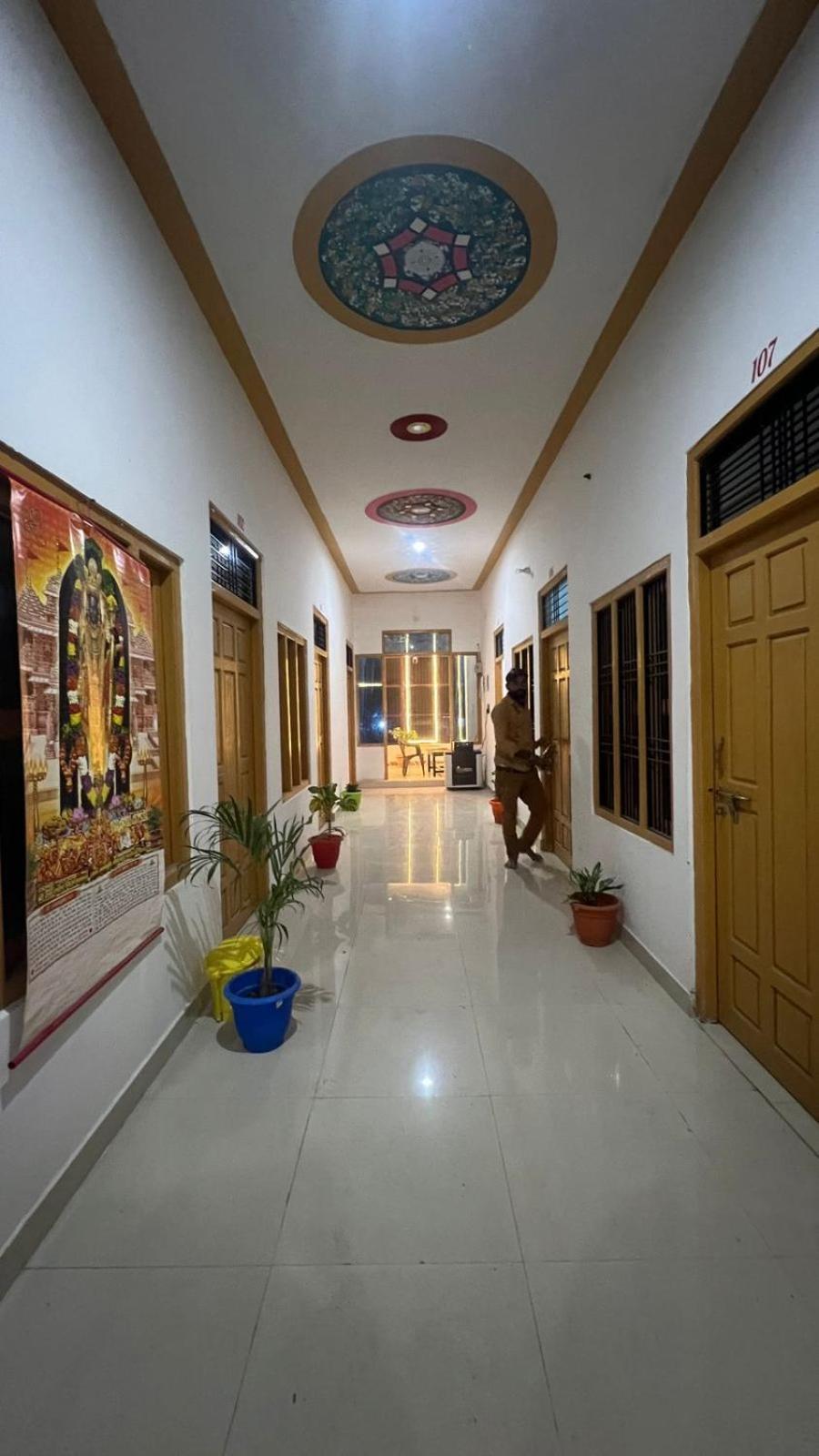 Veda Palace, 900 Meter Distancce From Temple Guest house