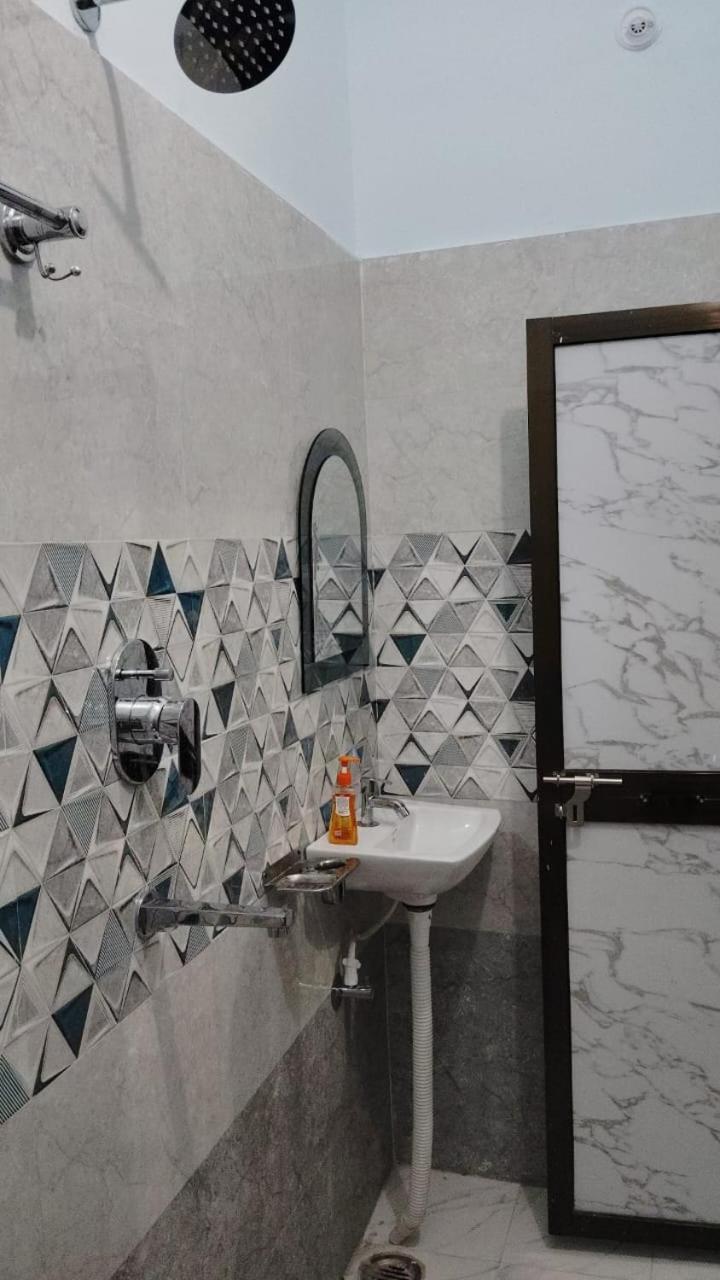 Hotel Rameshta Dham Near Ram Mandir 2*