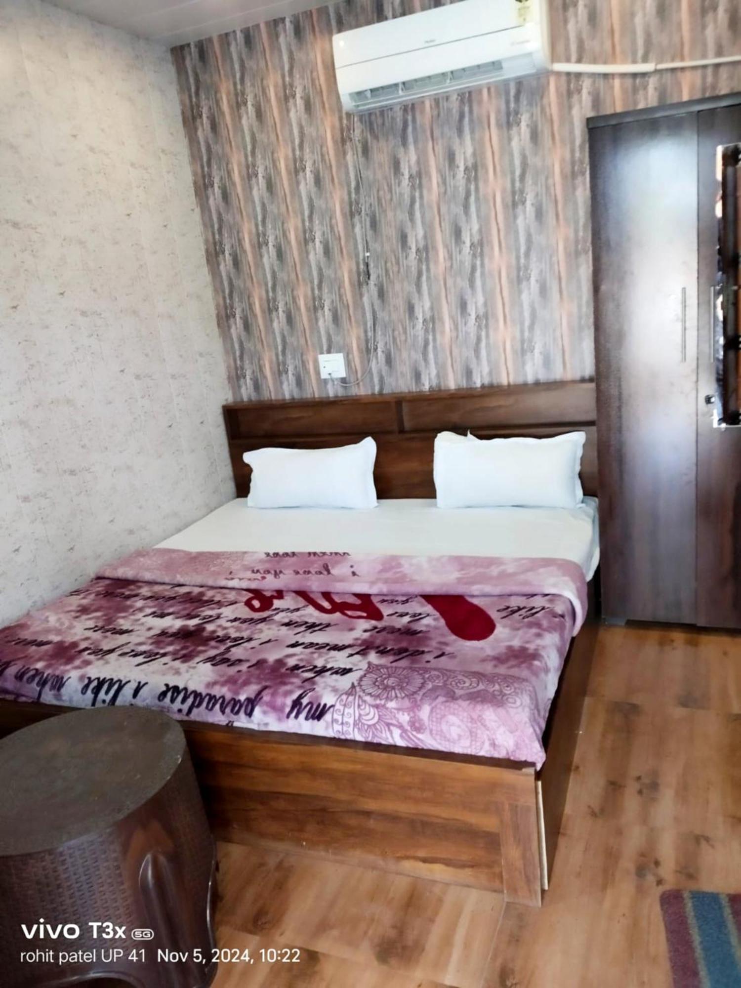 Vatika - Perfect Location With Comfortable Guest house