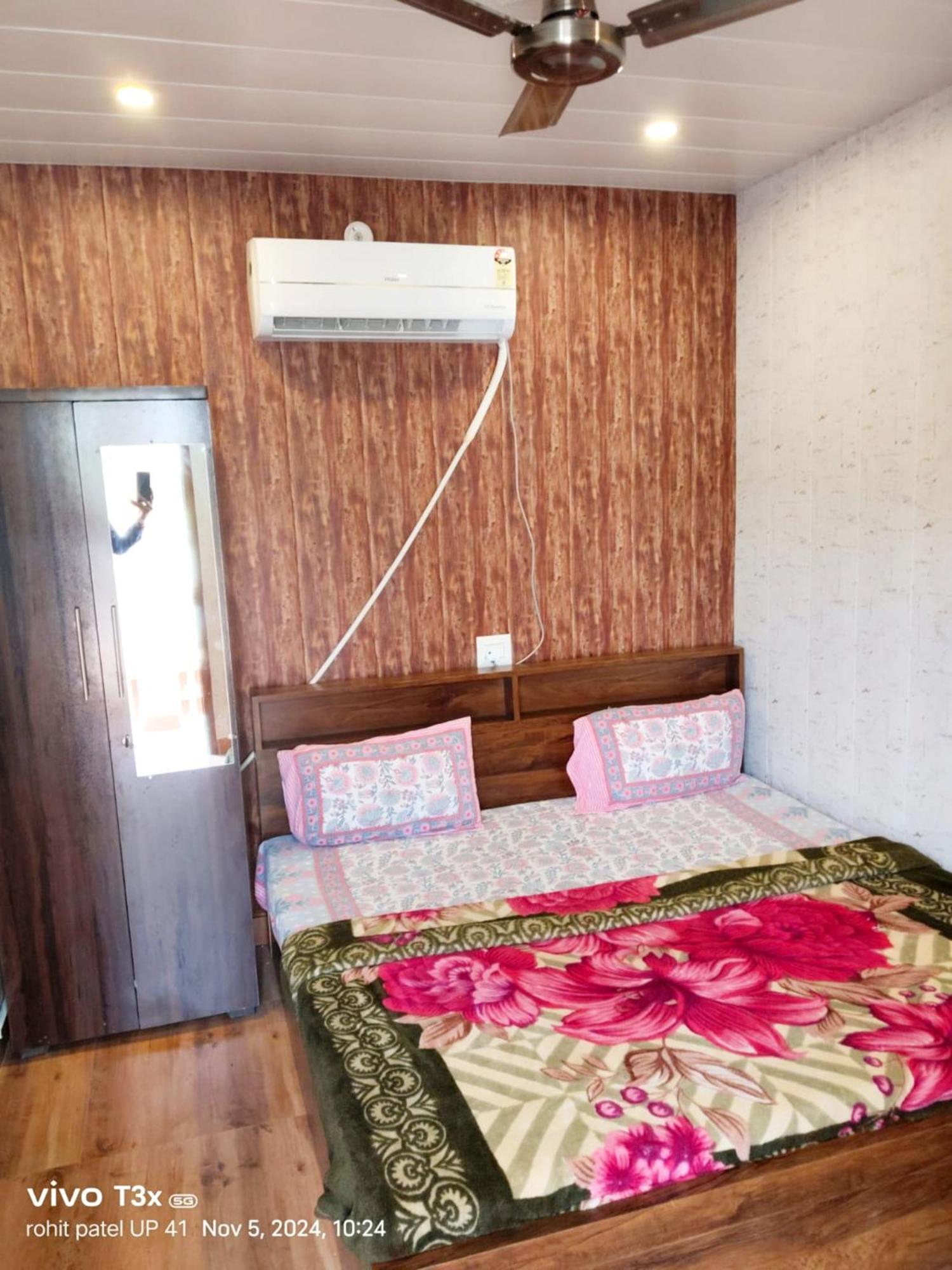Vatika - Perfect Location With Comfortable Guest house *